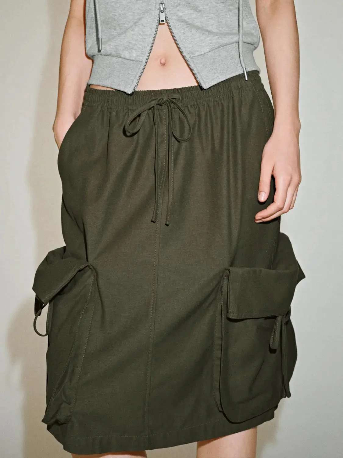18535-olive-cotton-drawstring-cargo-flap-pockets-midi-skirts-5.webp Olive Cotton Drawstring Cargo Flap Pockets Midi Skirts