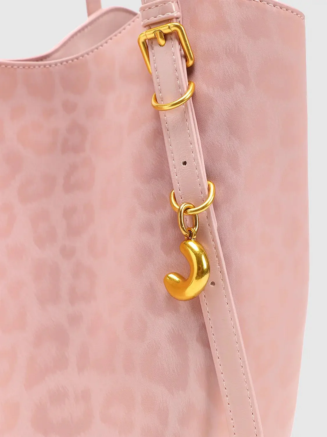 18628-leopard-print-pu-leather-bag-charm-detailing-shoulder-bags-4.webp Leopard Print PU Leather Bag Charm Detailing Shoulder Bags
