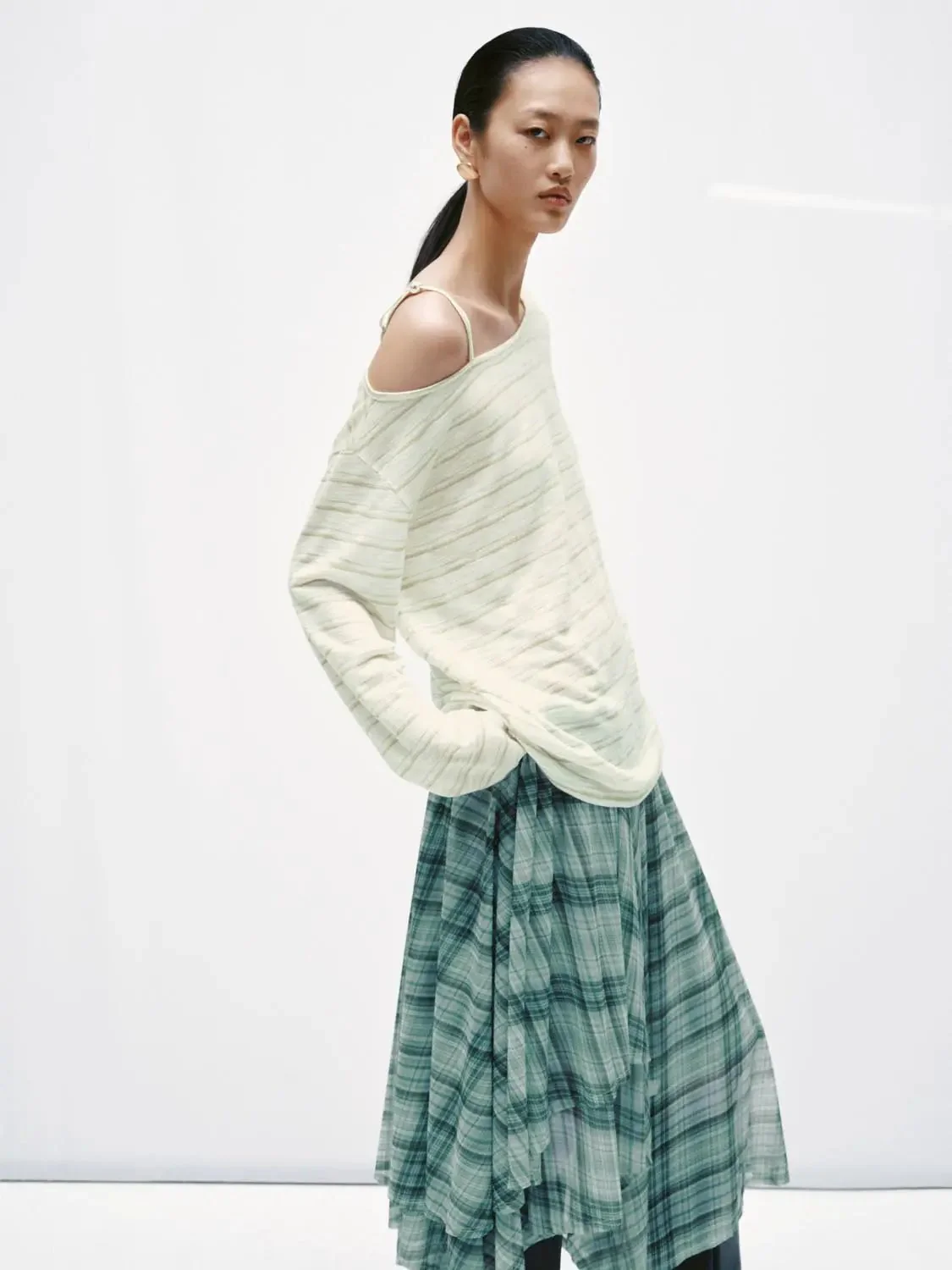 18643-cotton-blend-striped-one-shoulder-loose-fit-top-t-shirts-2.webp Cotton Blend Striped One Shoulder Loose Fit Top T-Shirts