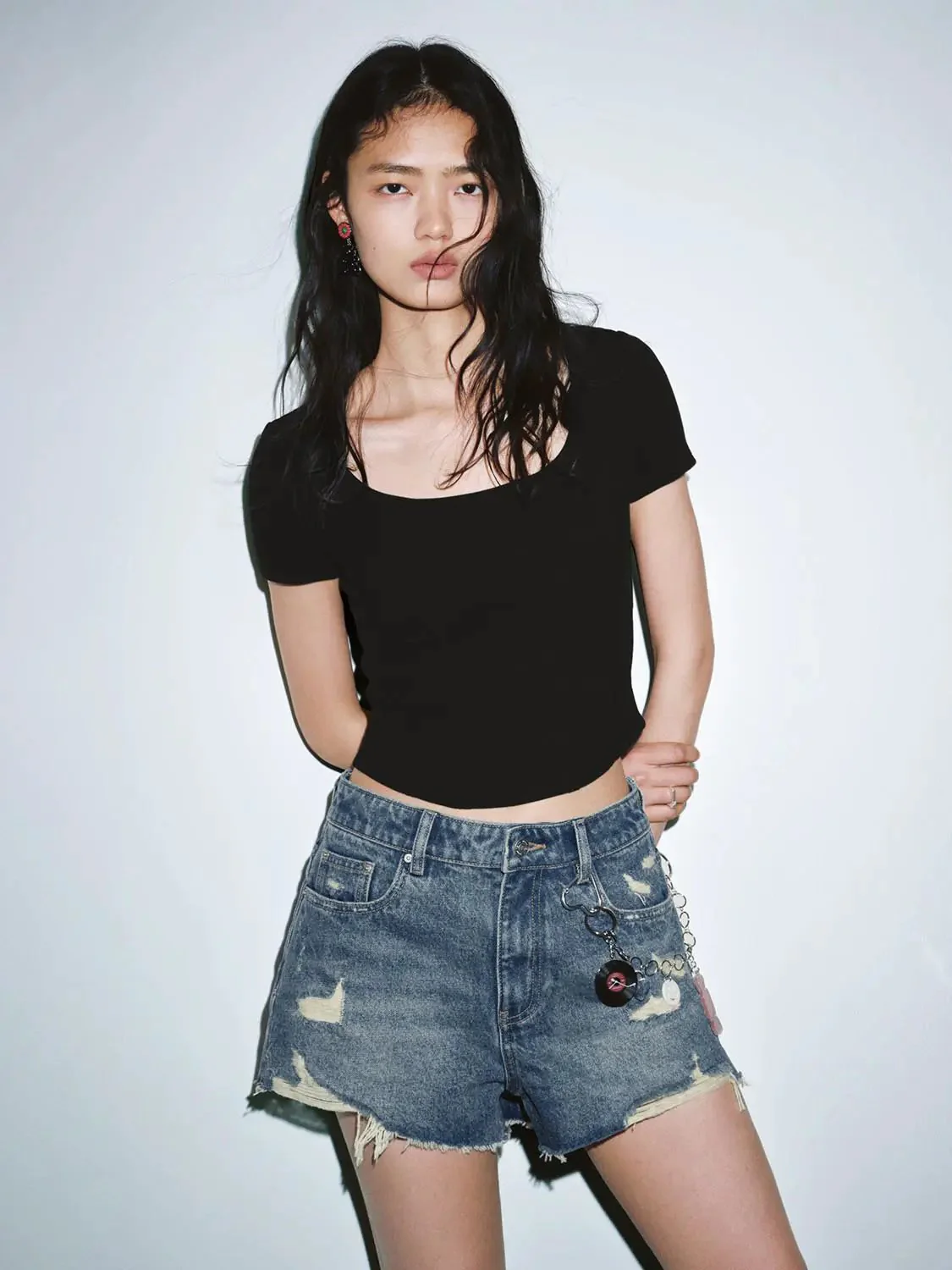 18649-cotton-scoop-neck-cropped-skinny-fit-t-shirts-1.webp Cotton Scoop-Neck Cropped Skinny-Fit T-Shirts