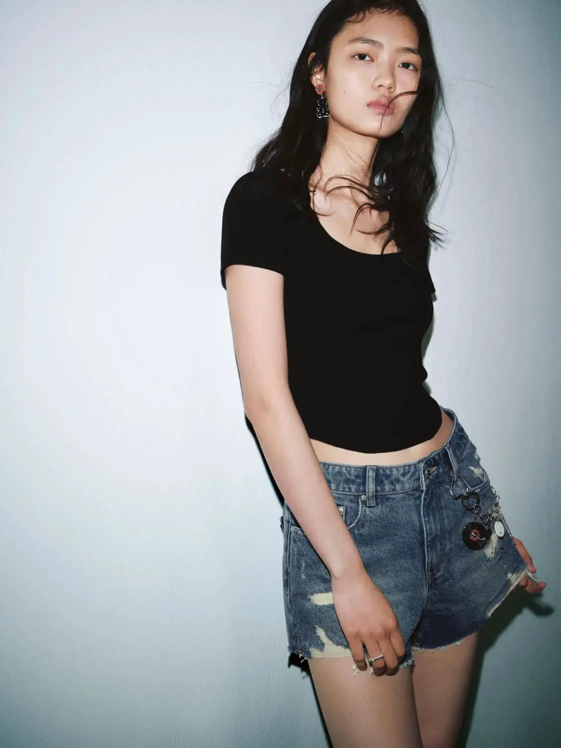 18649-cotton-scoop-neck-cropped-skinny-fit-t-shirts-2.webp Cotton Scoop-Neck Cropped Skinny-Fit T-Shirts