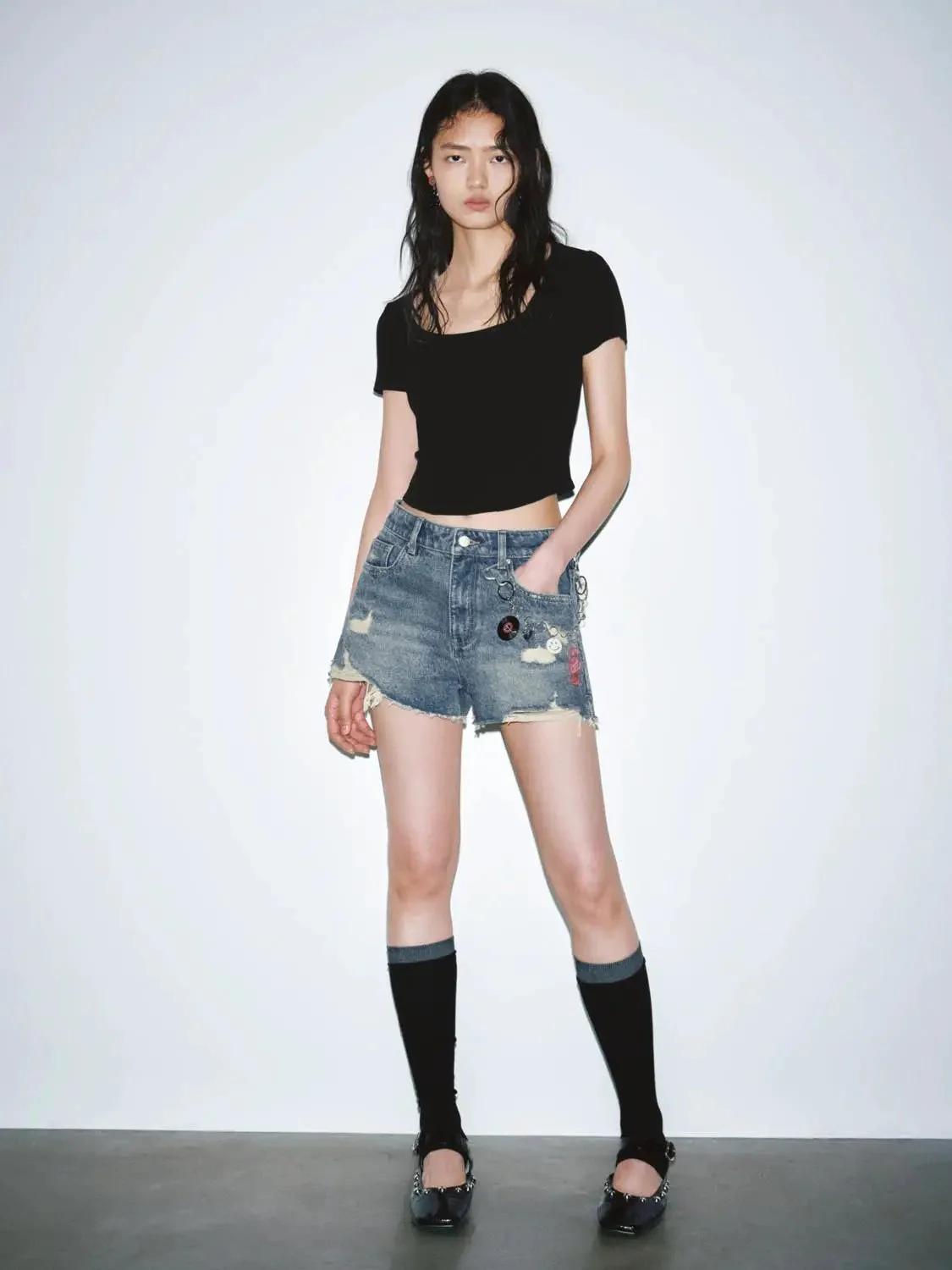 18649-cotton-scoop-neck-cropped-skinny-fit-t-shirts-4.webp Cotton Scoop-Neck Cropped Skinny-Fit T-Shirts