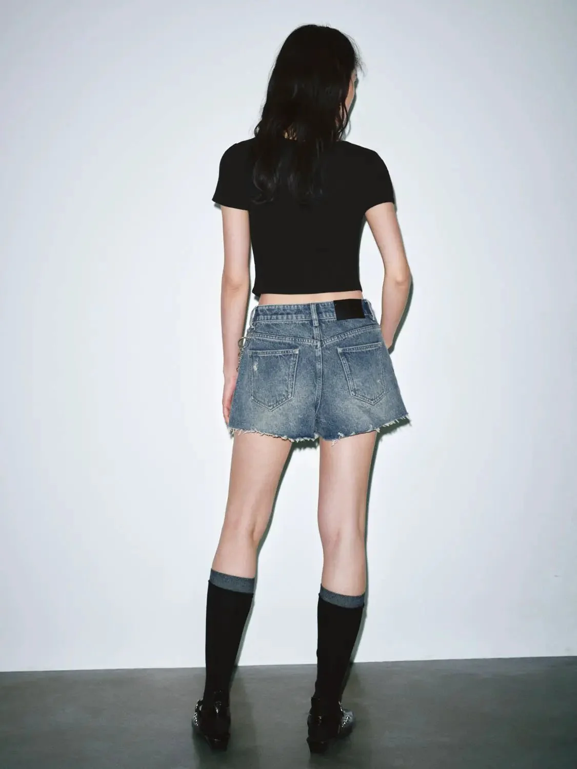 18649-cotton-scoop-neck-cropped-skinny-fit-t-shirts-6.webp Cotton Scoop-Neck Cropped Skinny-Fit T-Shirts