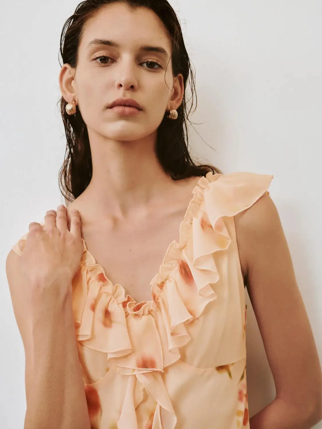 1880-ruffle-collar-sleeveless-floral-print-maxi-dresses-3.webp Ruffle Collar Sleeveless Floral Print Maxi Dresses