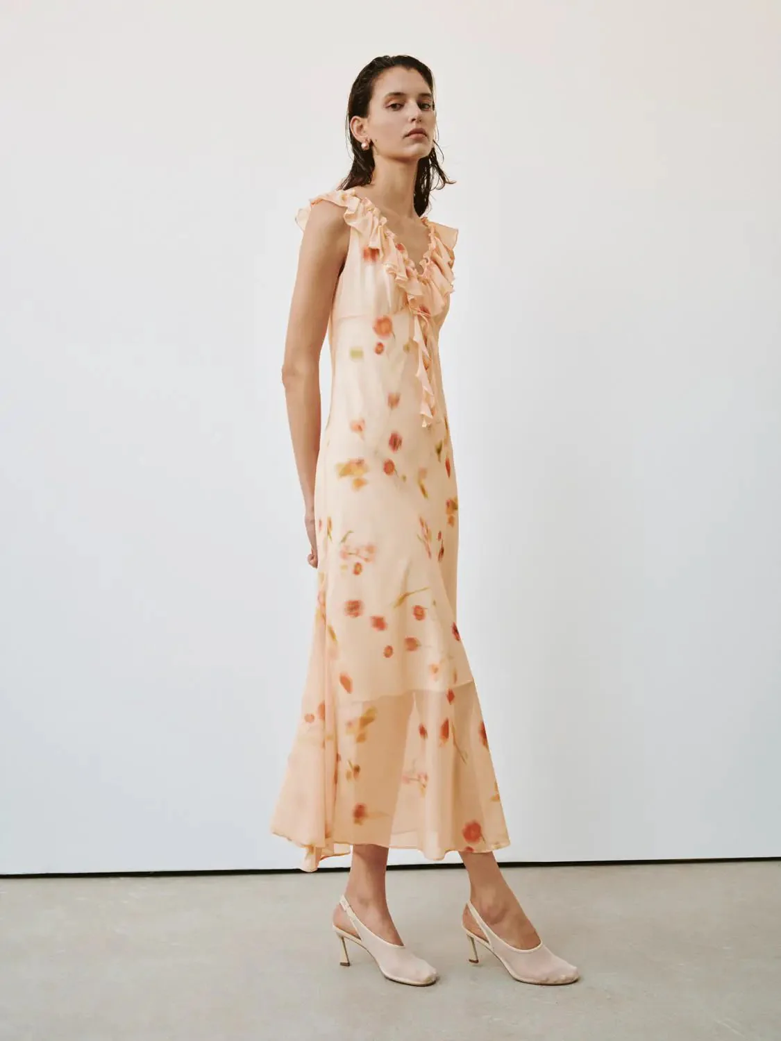 1880-ruffle-collar-sleeveless-floral-print-maxi-dresses-4.webp Ruffle Collar Sleeveless Floral Print Maxi Dresses