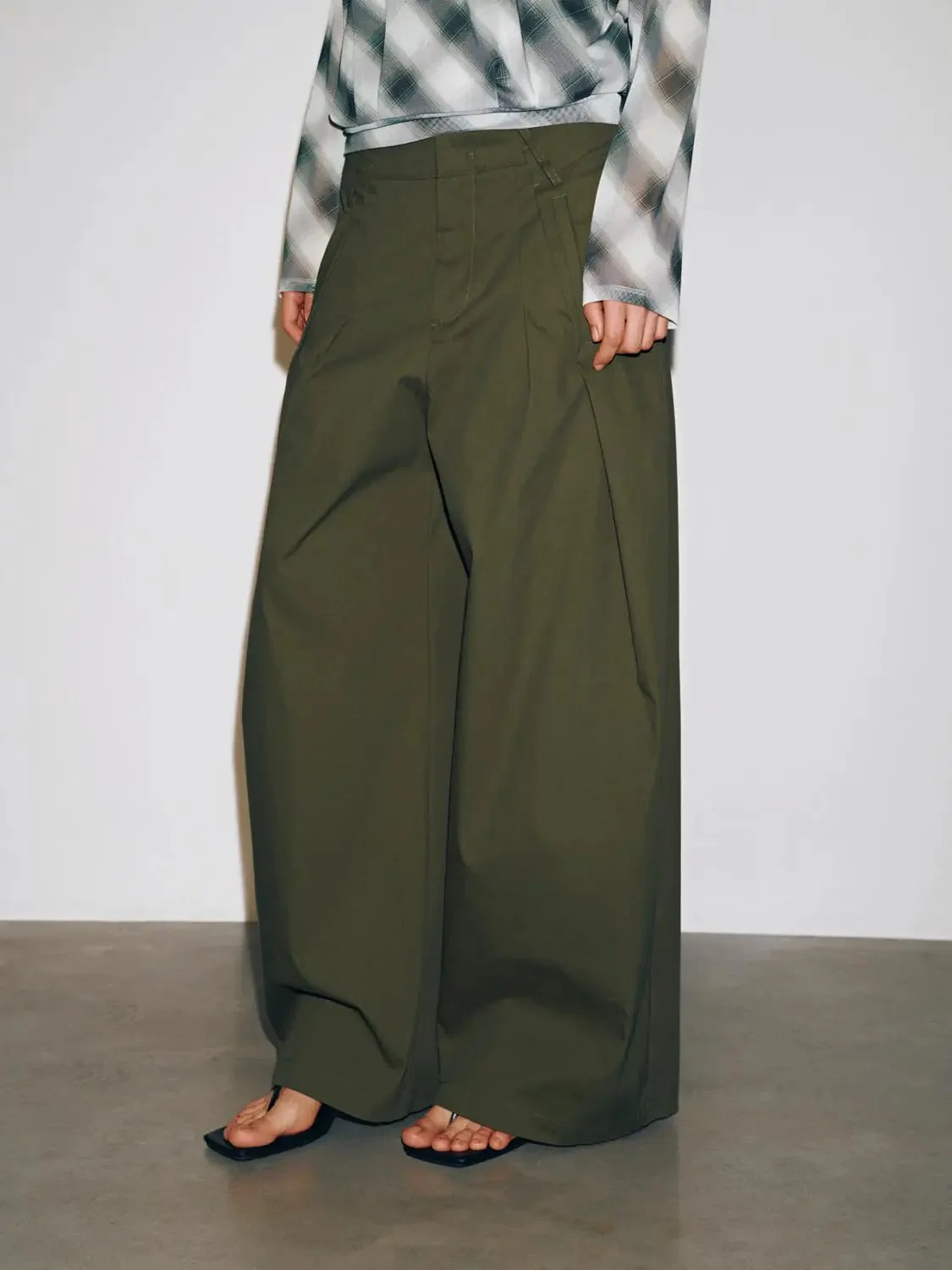 18825-pleat-detail-wide-leg-pants-fashionable-trousers-3.webp Pleat Detail Wide Leg Pants Fashionable Trousers
