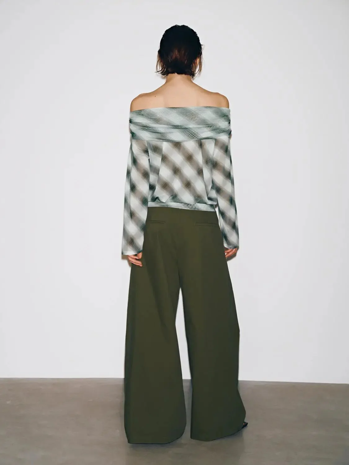 18825-pleat-detail-wide-leg-pants-fashionable-trousers-4.webp Pleat Detail Wide Leg Pants Fashionable Trousers
