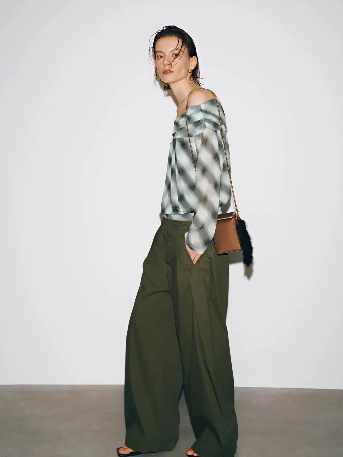 18825-pleat-detail-wide-leg-pants-fashionable-trousers-6.webp Pleat Detail Wide Leg Pants Fashionable Trousers