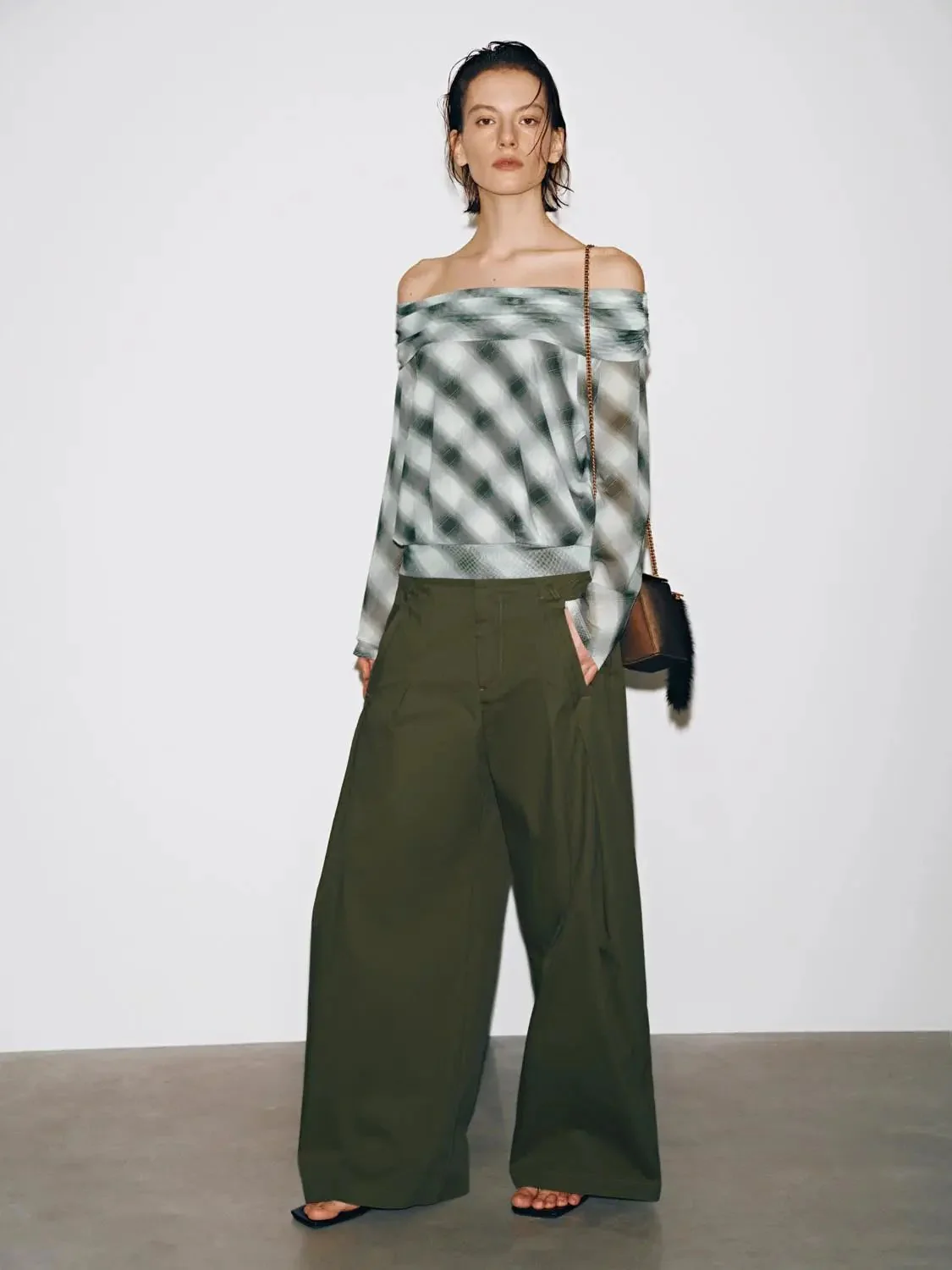 18825-pleat-detail-wide-leg-pants-fashionable-trousers-7.webp Pleat Detail Wide Leg Pants Fashionable Trousers