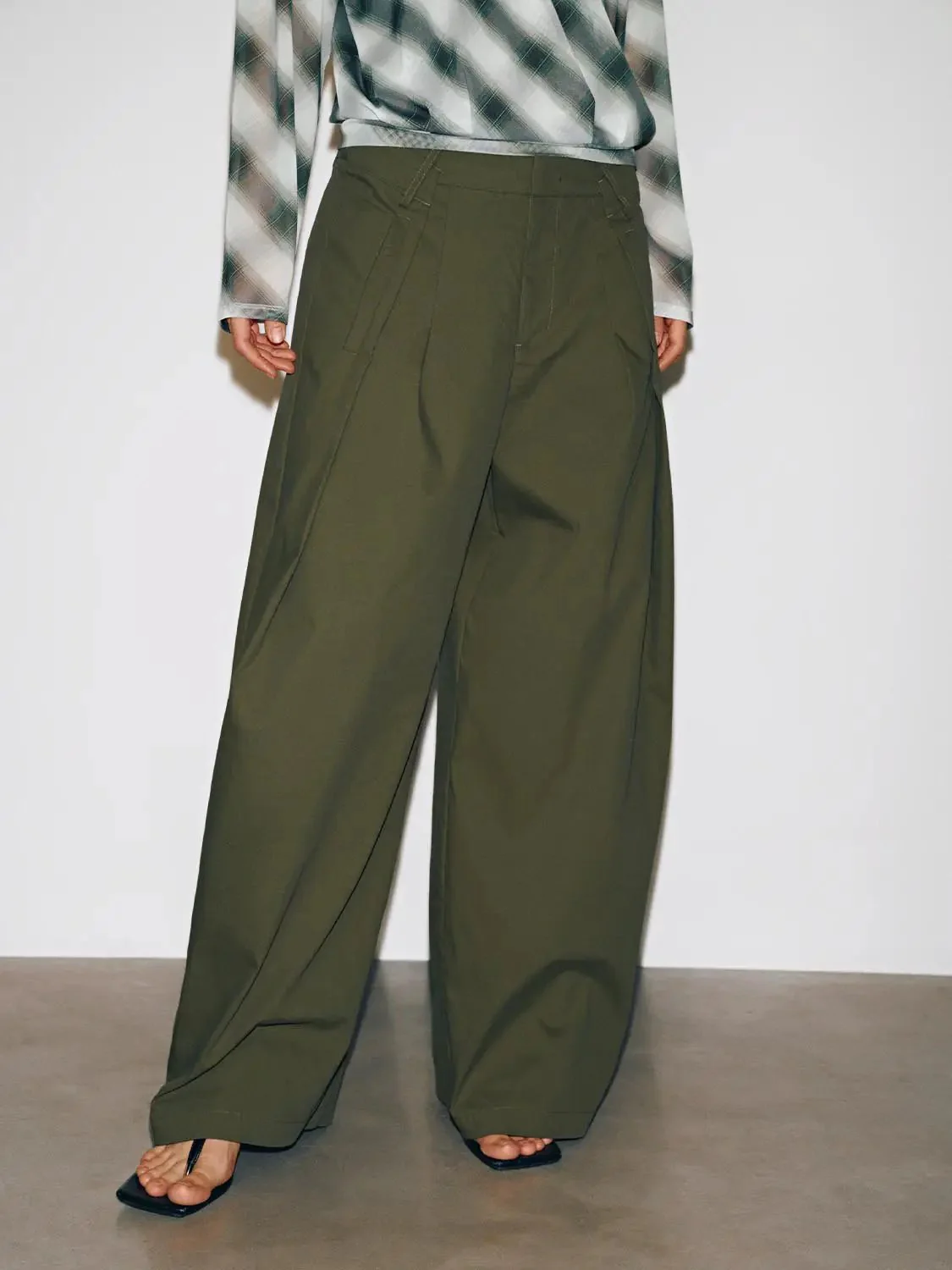 18825-pleat-detail-wide-leg-pants-fashionable-trousers-9.webp Pleat Detail Wide Leg Pants Fashionable Trousers