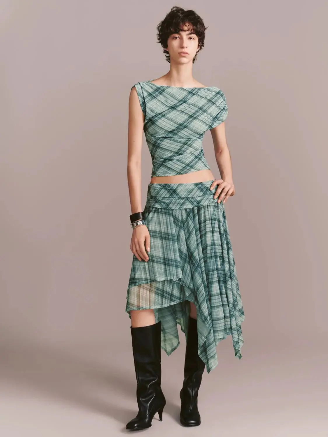 18873-contrast-check-asymmetric-slope-shoulder-cotton-t-shirts-4.webp Contrast Check Asymmetric Slope Shoulder Cotton T-Shirts