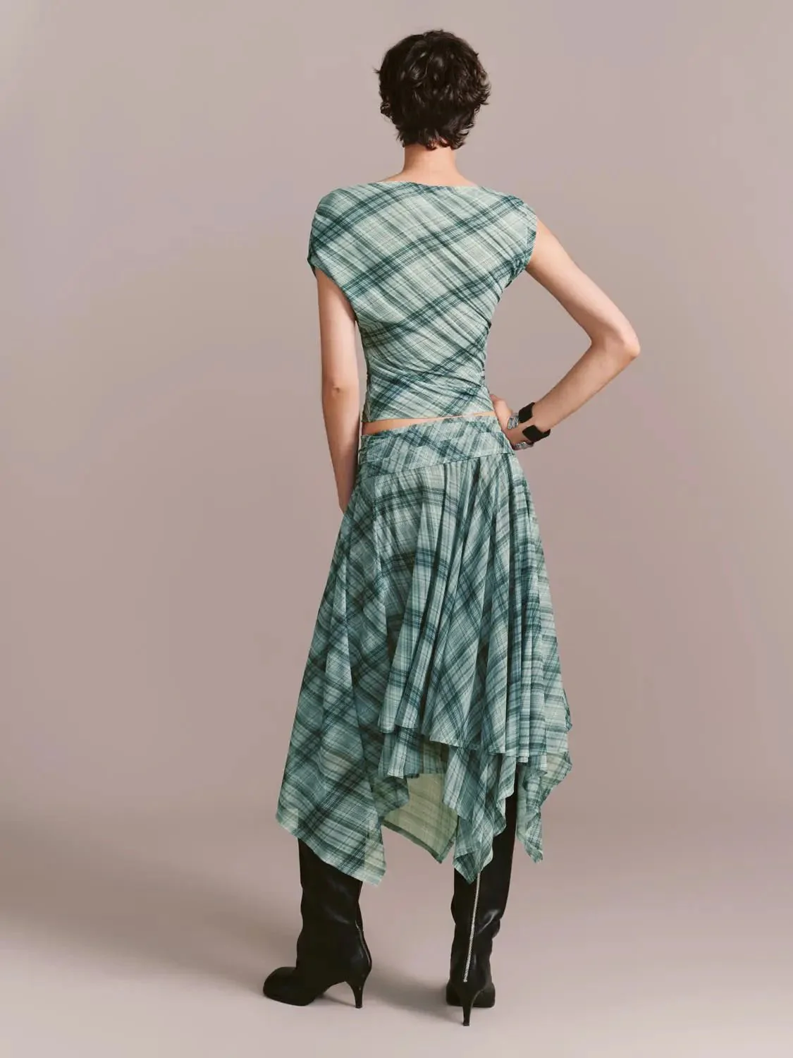18873-contrast-check-asymmetric-slope-shoulder-cotton-t-shirts-6.webp Contrast Check Asymmetric Slope Shoulder Cotton T-Shirts
