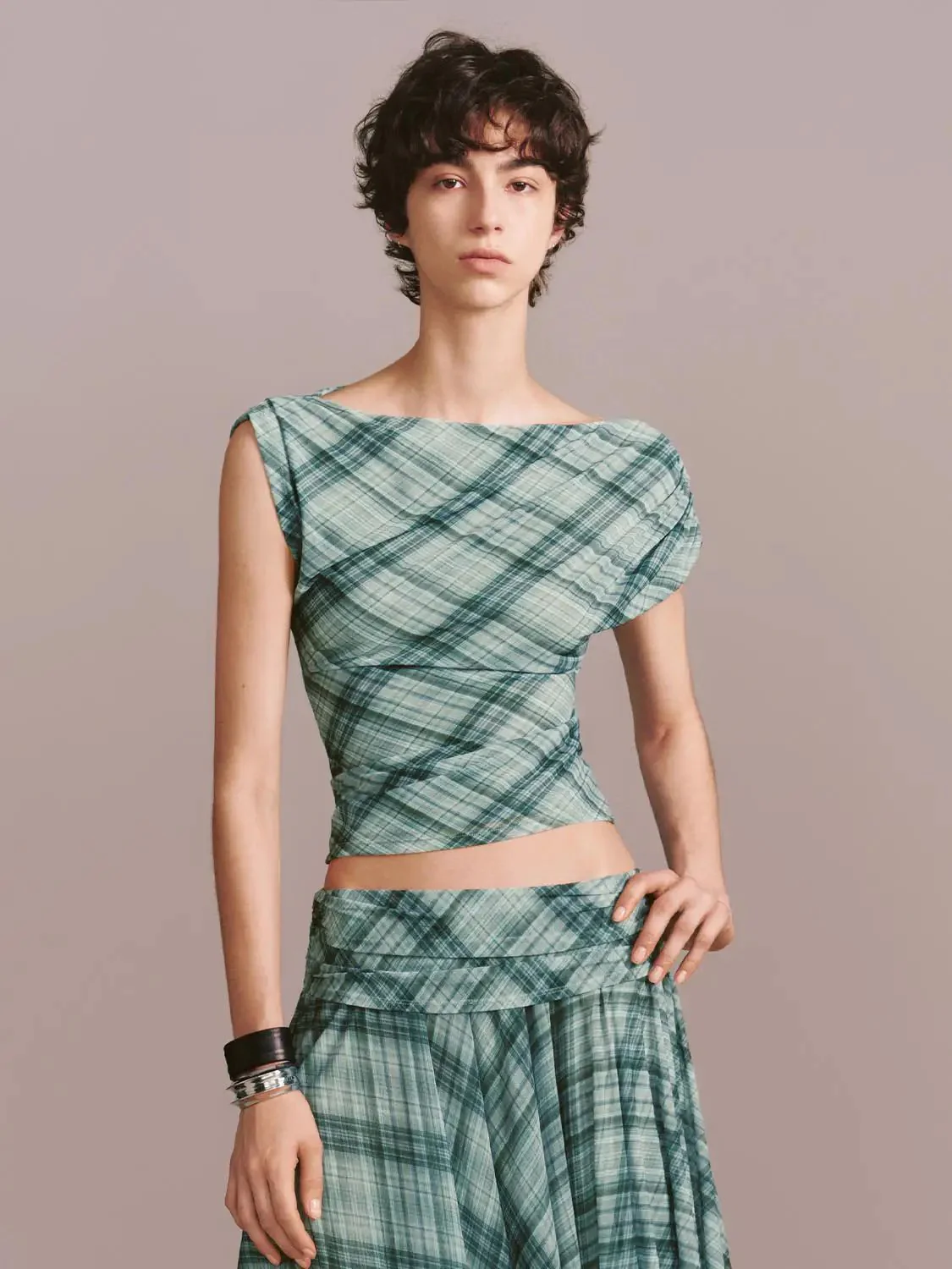 18873-contrast-check-asymmetric-slope-shoulder-cotton-t-shirts-9.webp Contrast Check Asymmetric Slope Shoulder Cotton T-Shirts
