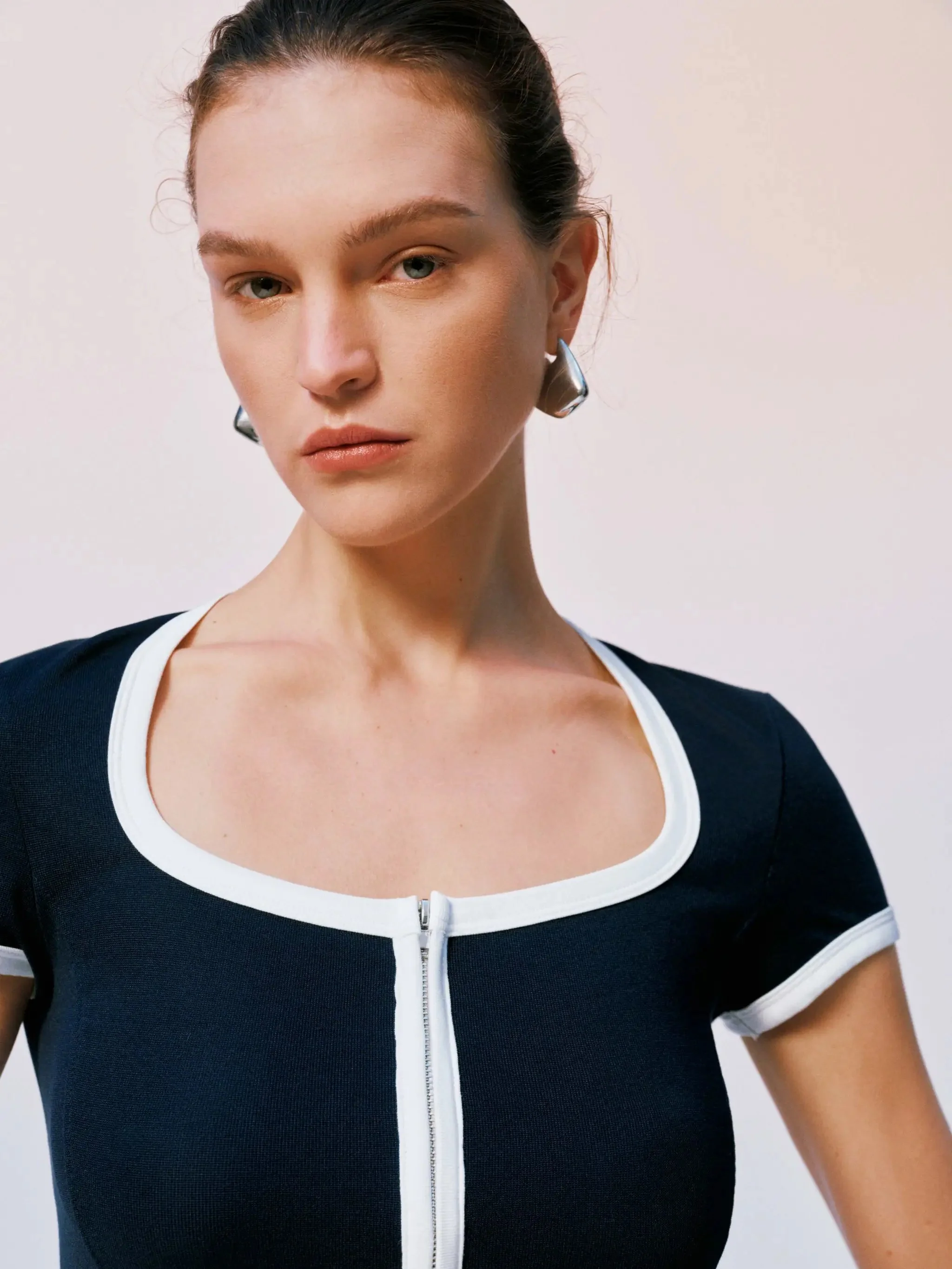 18980-contrast-trim-square-neck-zip-up-cropped-skinny-fit-t-shirts-3.webp Contrast Trim Square Neck Zip Up Cropped Skinny Fit T-Shirts