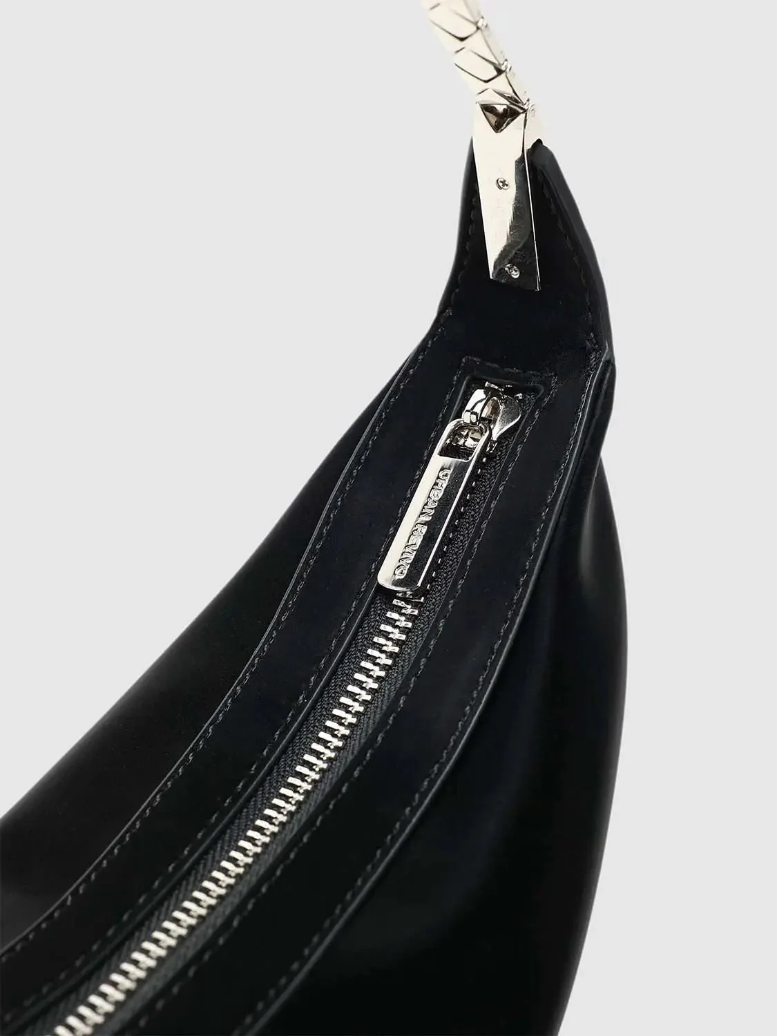 19147-crescent-minimalist-black-chain-link-shoulder-bag-4.webp Crescent Minimalist Black Chain Link Shoulder Bag