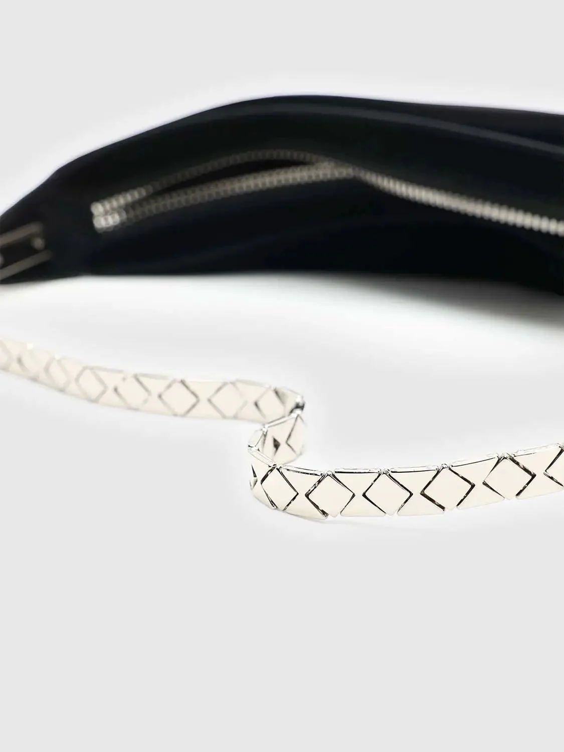 19147-crescent-minimalist-black-chain-link-shoulder-bag-6.webp Crescent Minimalist Black Chain Link Shoulder Bag