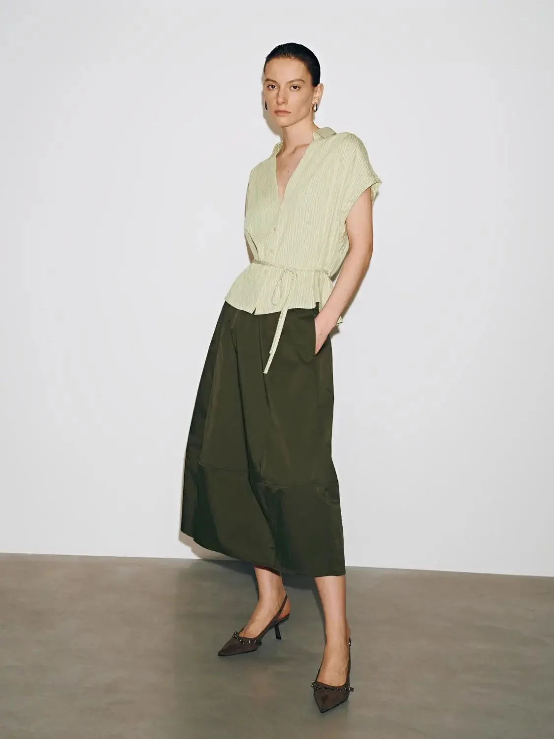 19277-cotton-blend-balloon-midi-pleated-tailored-skirt-6.webp Cotton Blend Balloon Midi Pleated Tailored Skirt