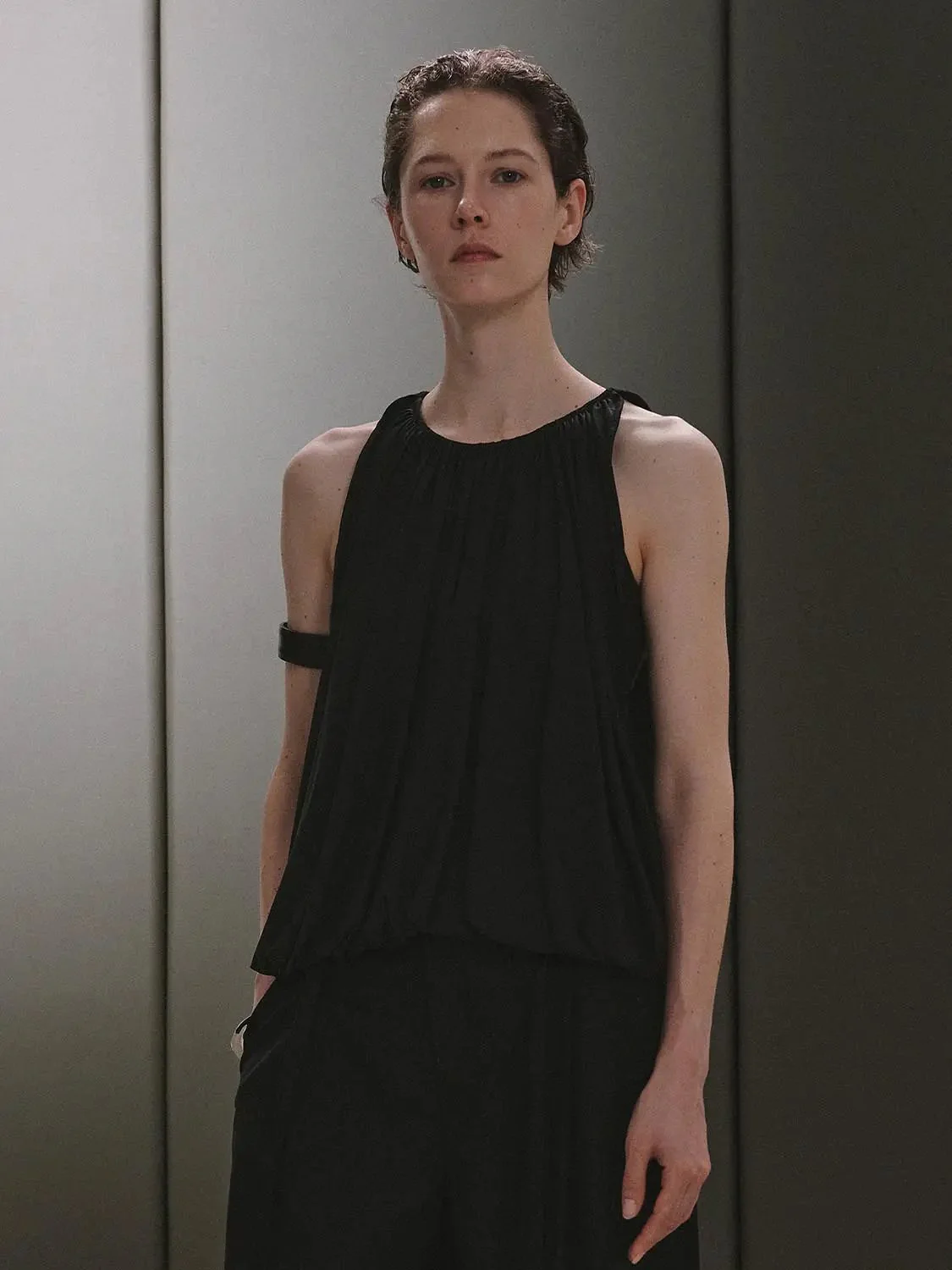 19324-minimal-shirring-detail-crew-neck-tank-tops-9.webp Minimal Shirring Detail Crew Neck Tank Tops