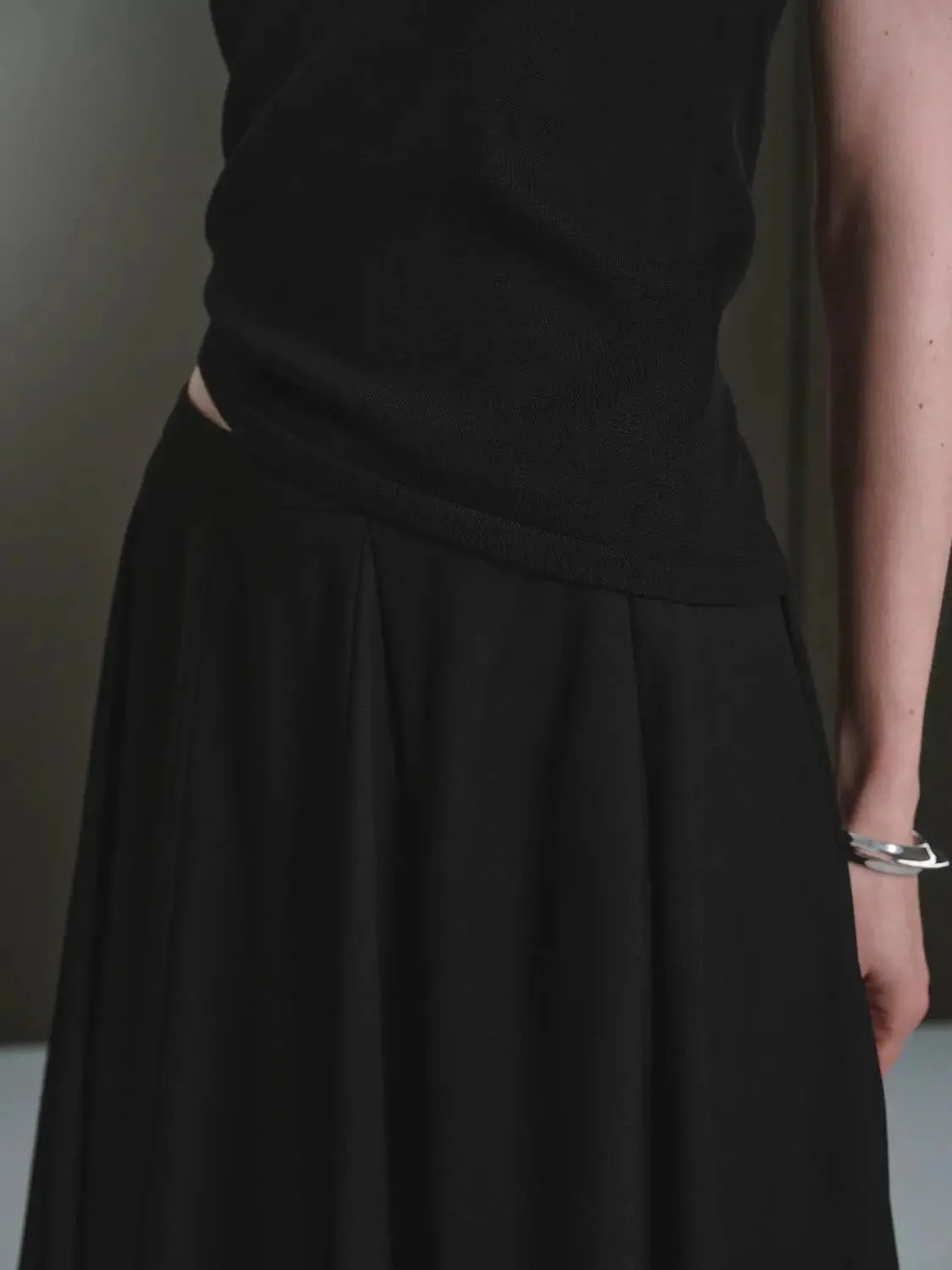 19348-timeless-pleated-a-line-midi-silhouette-skirt-5.webp Timeless Pleated A Line Midi Silhouette Skirt