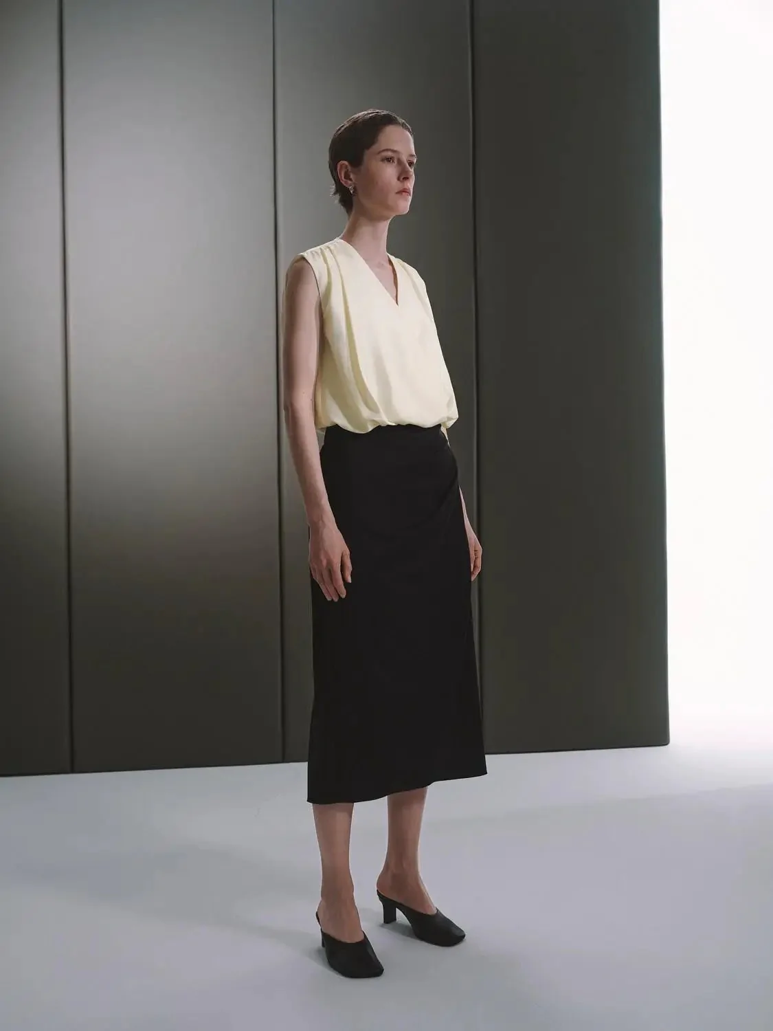 19360-v-neck-pleat-detail-silk-sleeveless-shirt-5.webp V-Neck Pleat Detail Silk Sleeveless Shirt