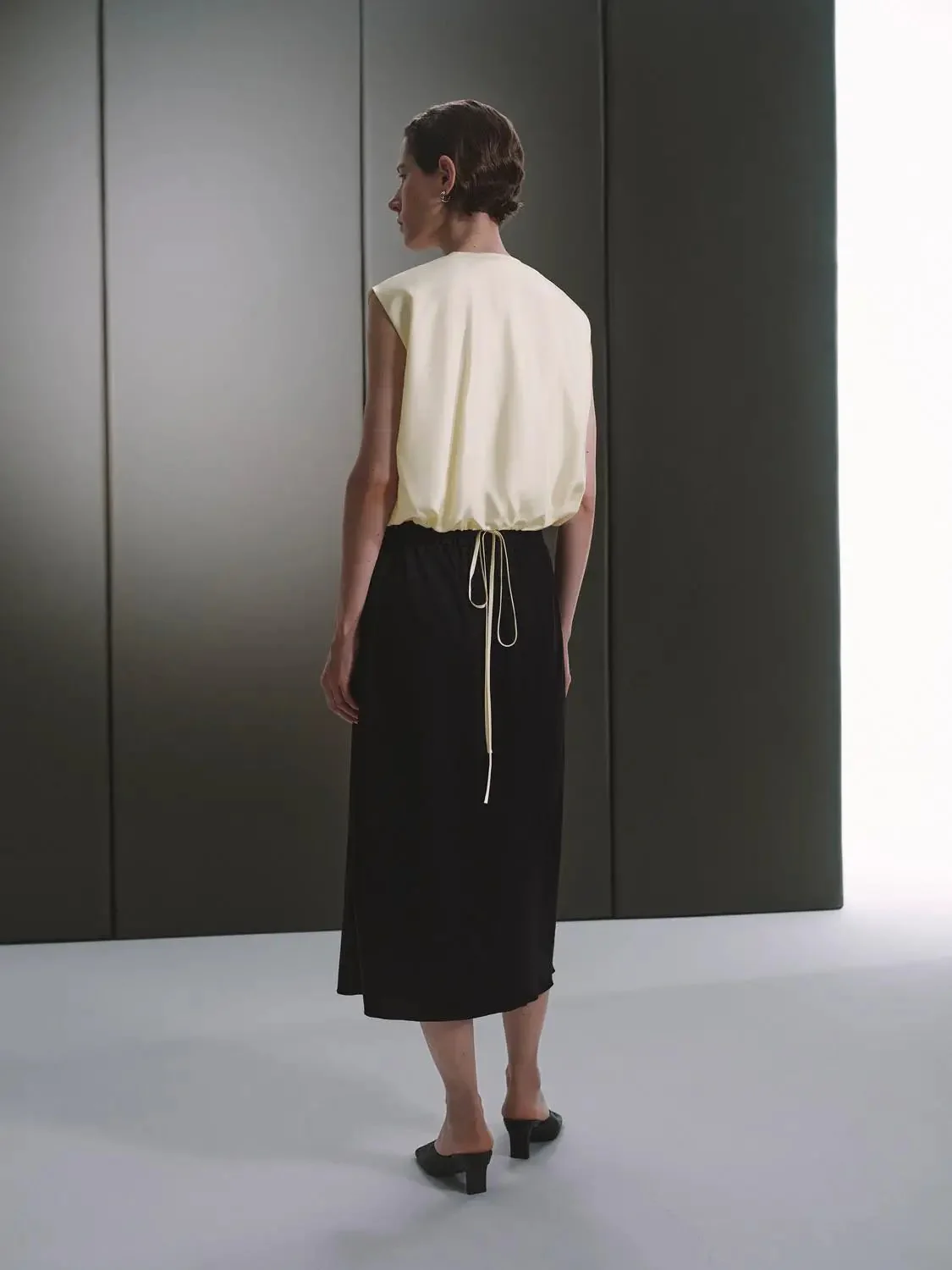 19360-v-neck-pleat-detail-silk-sleeveless-shirt-6.webp V-Neck Pleat Detail Silk Sleeveless Shirt