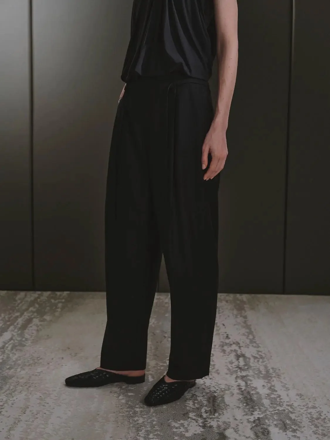19407-elegant-pleat-detail-tapered-black-pants-3.webp Elegant Pleat Detail Tapered Black Pants