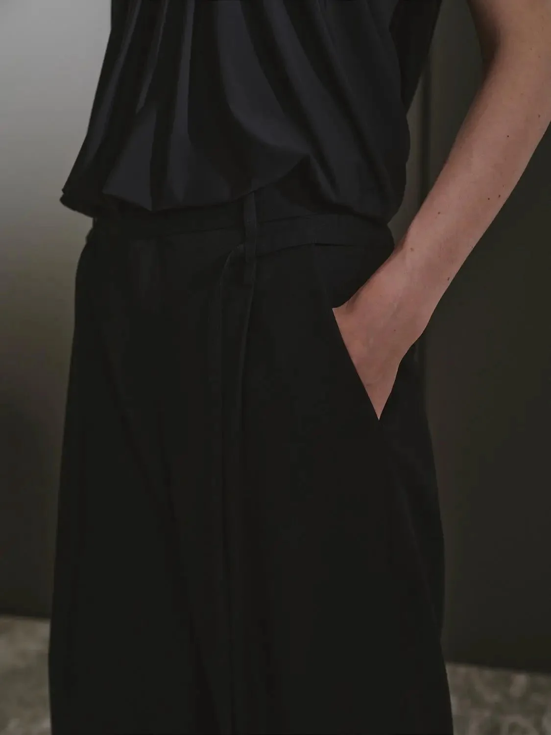 19407-elegant-pleat-detail-tapered-black-pants-5.webp Elegant Pleat Detail Tapered Black Pants