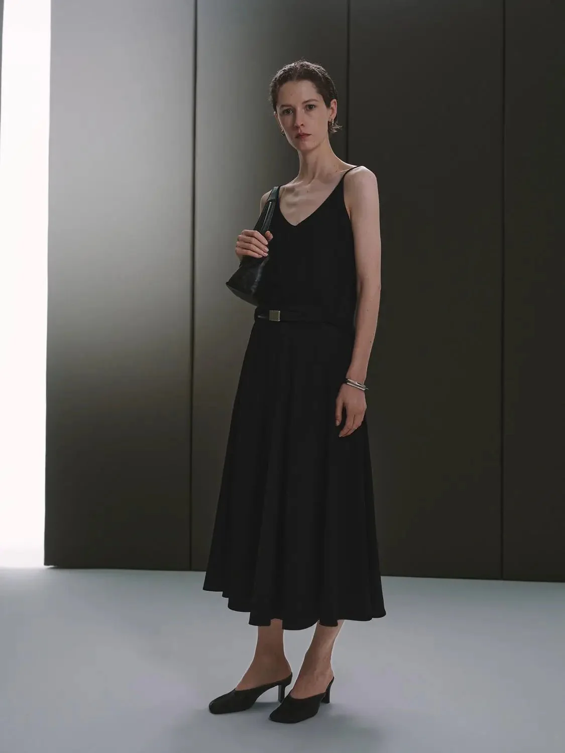 19441-cotton-silk-linen-strappy-v-neck-knit-t-shirt-5.webp Cotton Silk Linen Strappy V Neck Knit T Shirt