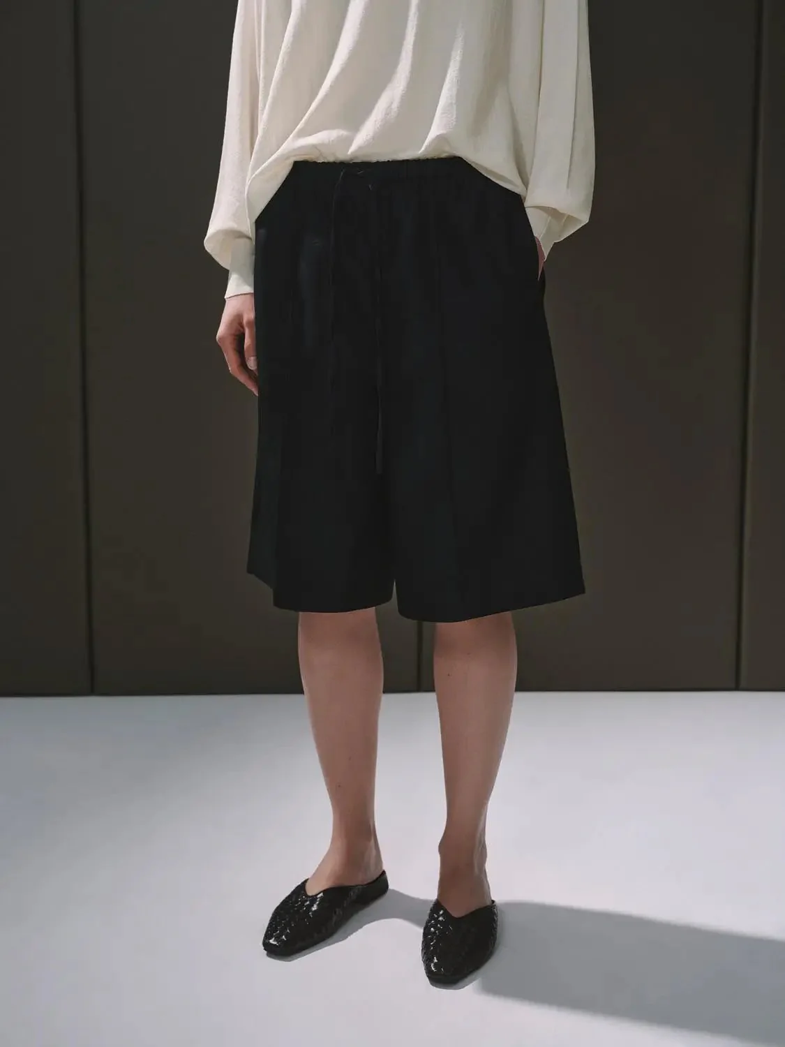 19516-wool-blend-drawstring-wide-leg-tailored-shorts-3.webp Wool Blend Drawstring Wide Leg Tailored Shorts