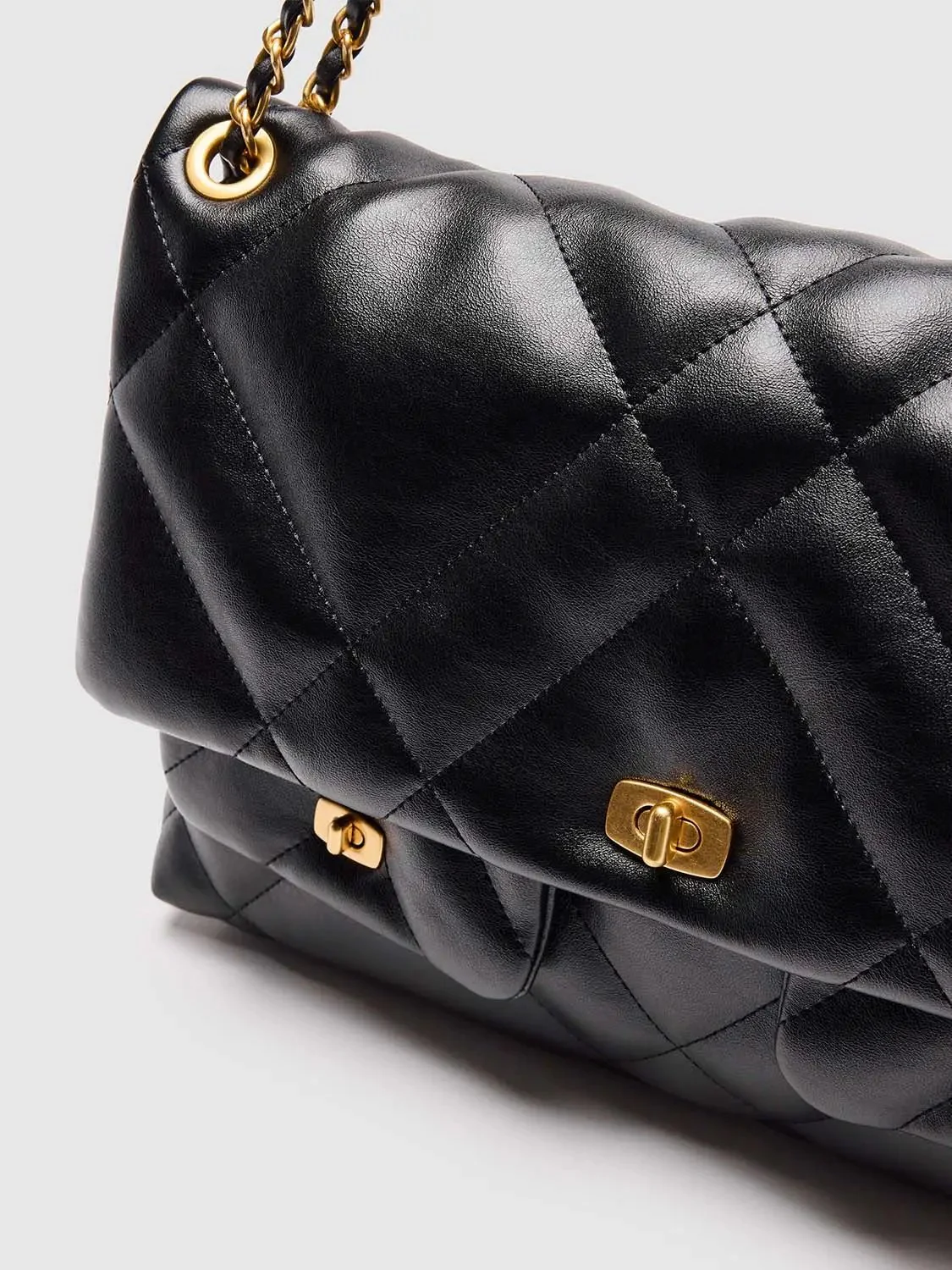 19542-diamond-quilted-chain-luxe-gold-tone-hardware-shoulder-bag-4.webp Diamond Quilted Chain Luxe Gold Tone Hardware Shoulder Bag