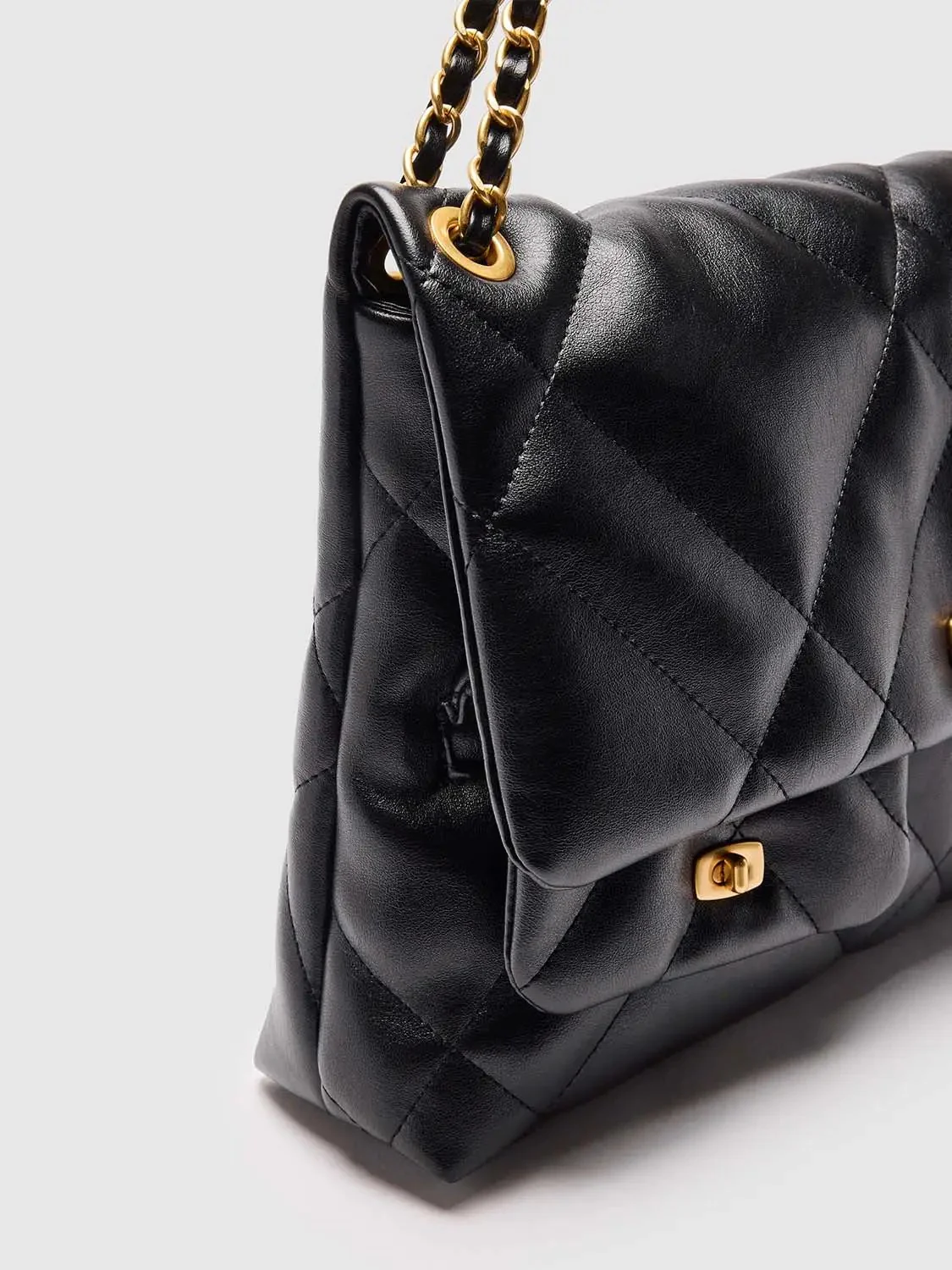 19542-diamond-quilted-chain-luxe-gold-tone-hardware-shoulder-bag-5.webp Diamond Quilted Chain Luxe Gold Tone Hardware Shoulder Bag