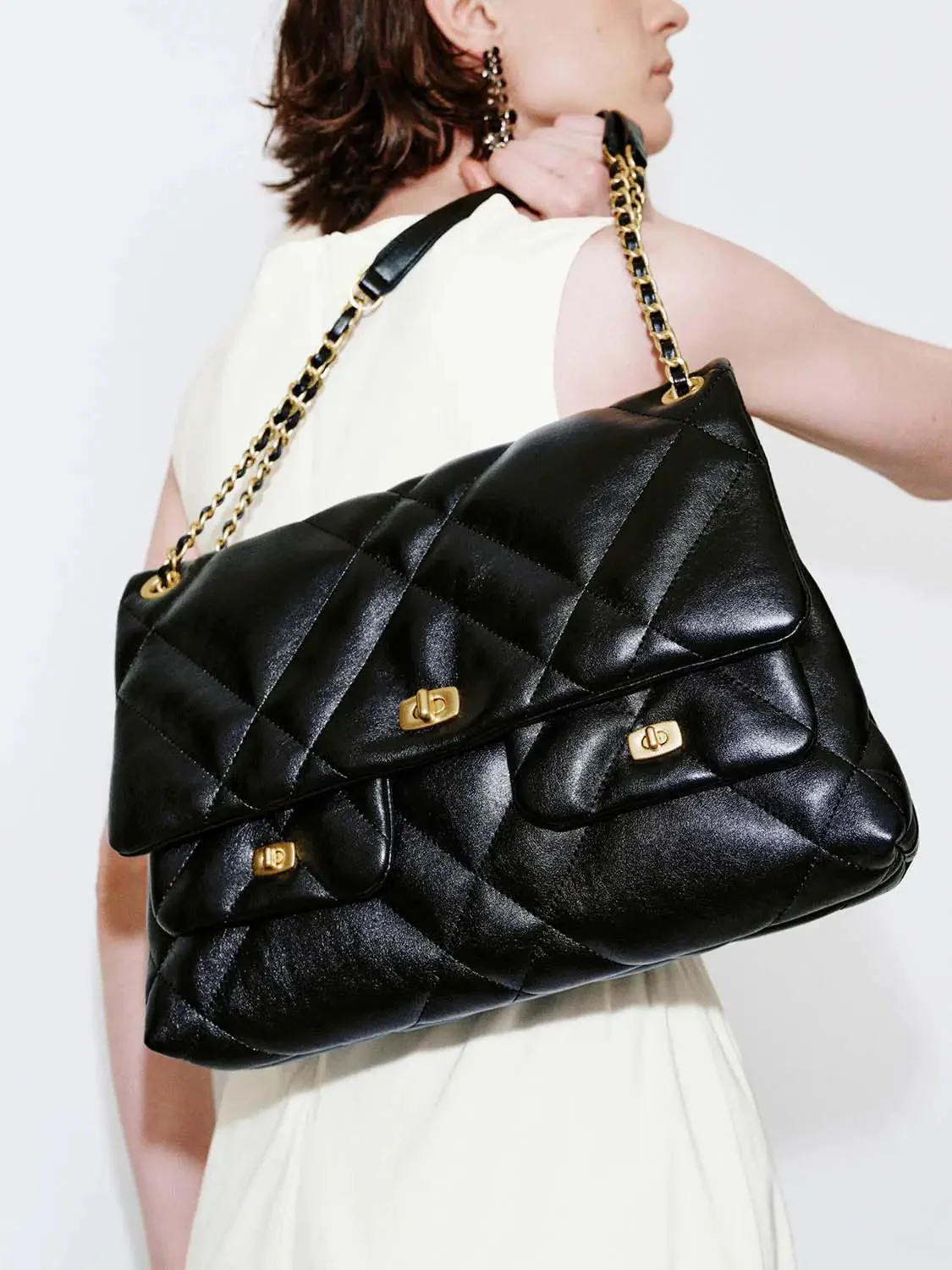 19542-diamond-quilted-chain-luxe-gold-tone-hardware-shoulder-bag-8.webp Diamond Quilted Chain Luxe Gold Tone Hardware Shoulder Bag