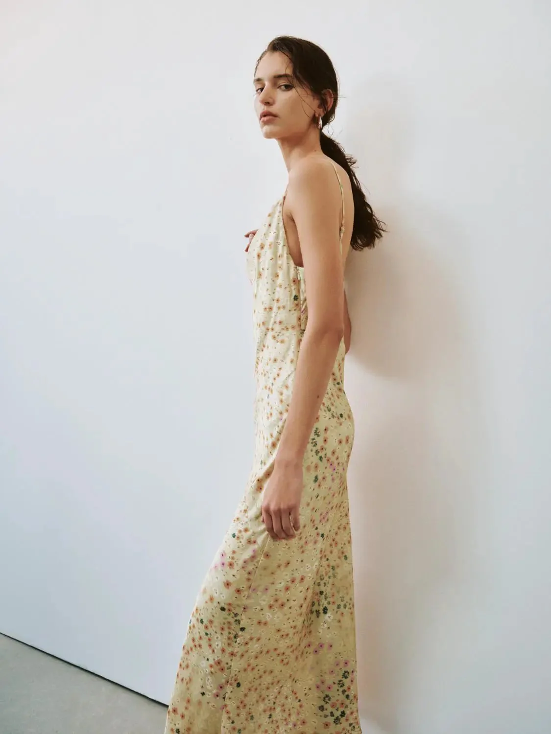 19839-floral-strappy-printed-viscose-maxi-dresses-2.webp Floral Strappy Printed Viscose Maxi Dresses