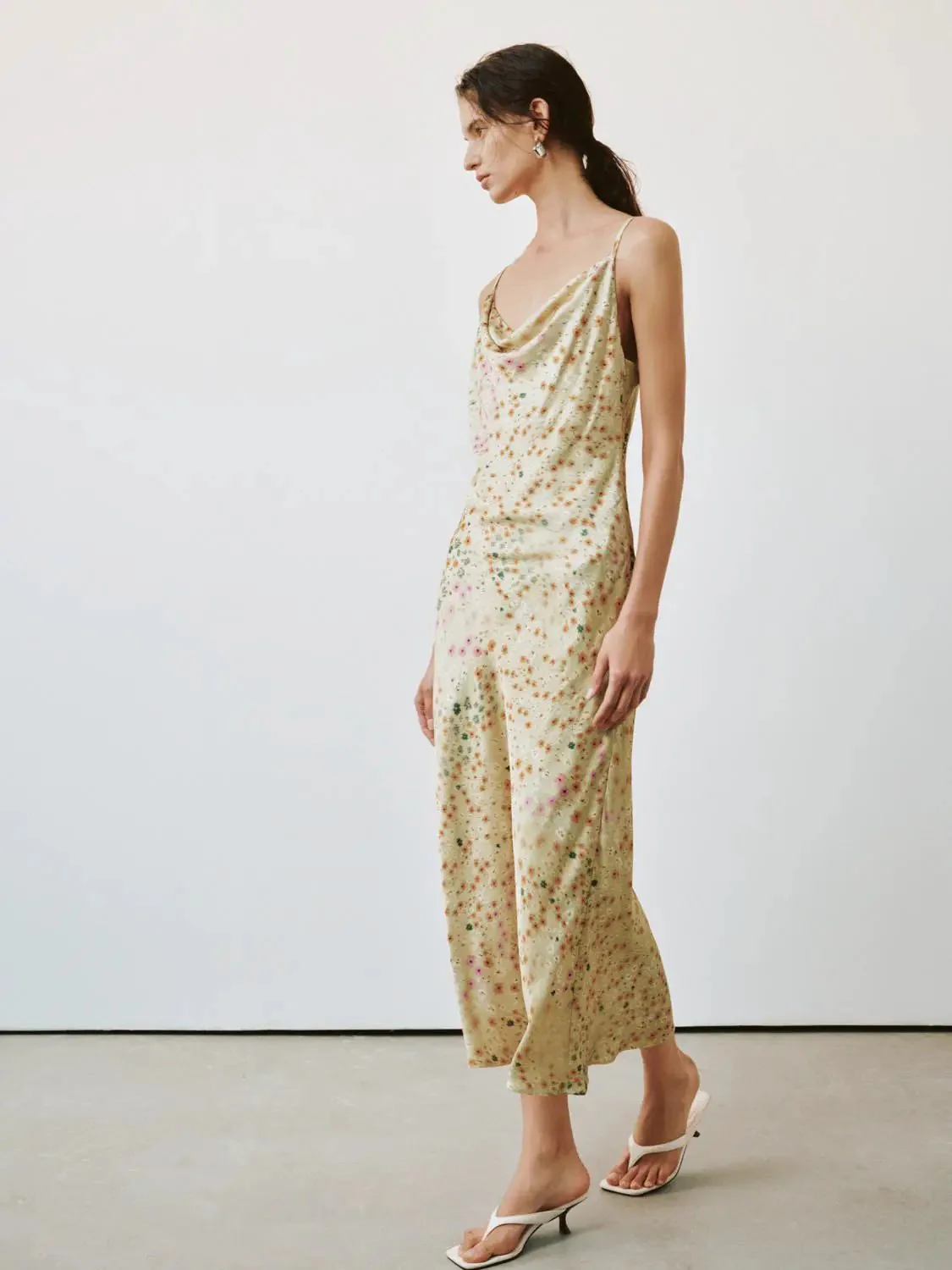 19839-floral-strappy-printed-viscose-maxi-dresses-4.webp Floral Strappy Printed Viscose Maxi Dresses