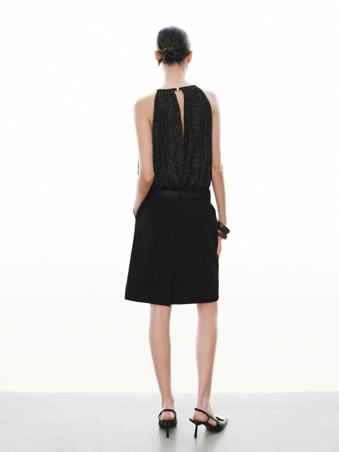 20586-dotted-halter-neck-sleeveless-straight-midi-dresses-6.webp Dotted Halter Neck Sleeveless Straight Midi Dresses