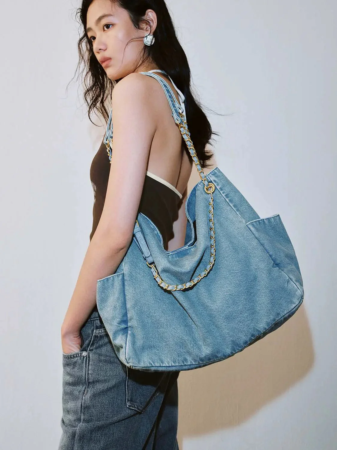 20613-oversize-chain-detail-denim-shoulder-bags-8.webp Oversize Chain Detail Denim Shoulder Bags