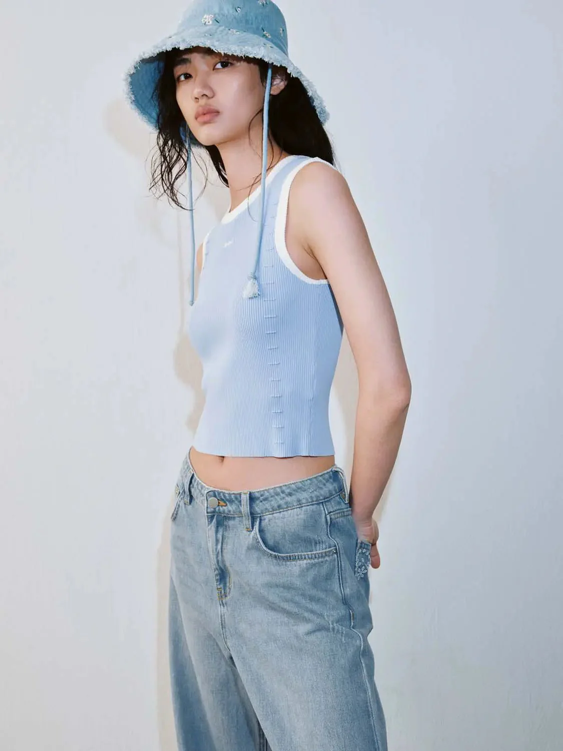 20701-contrast-trim-sleeveless-knitted-t-shirts-2.webp Contrast Trim Sleeveless Knitted T-Shirts