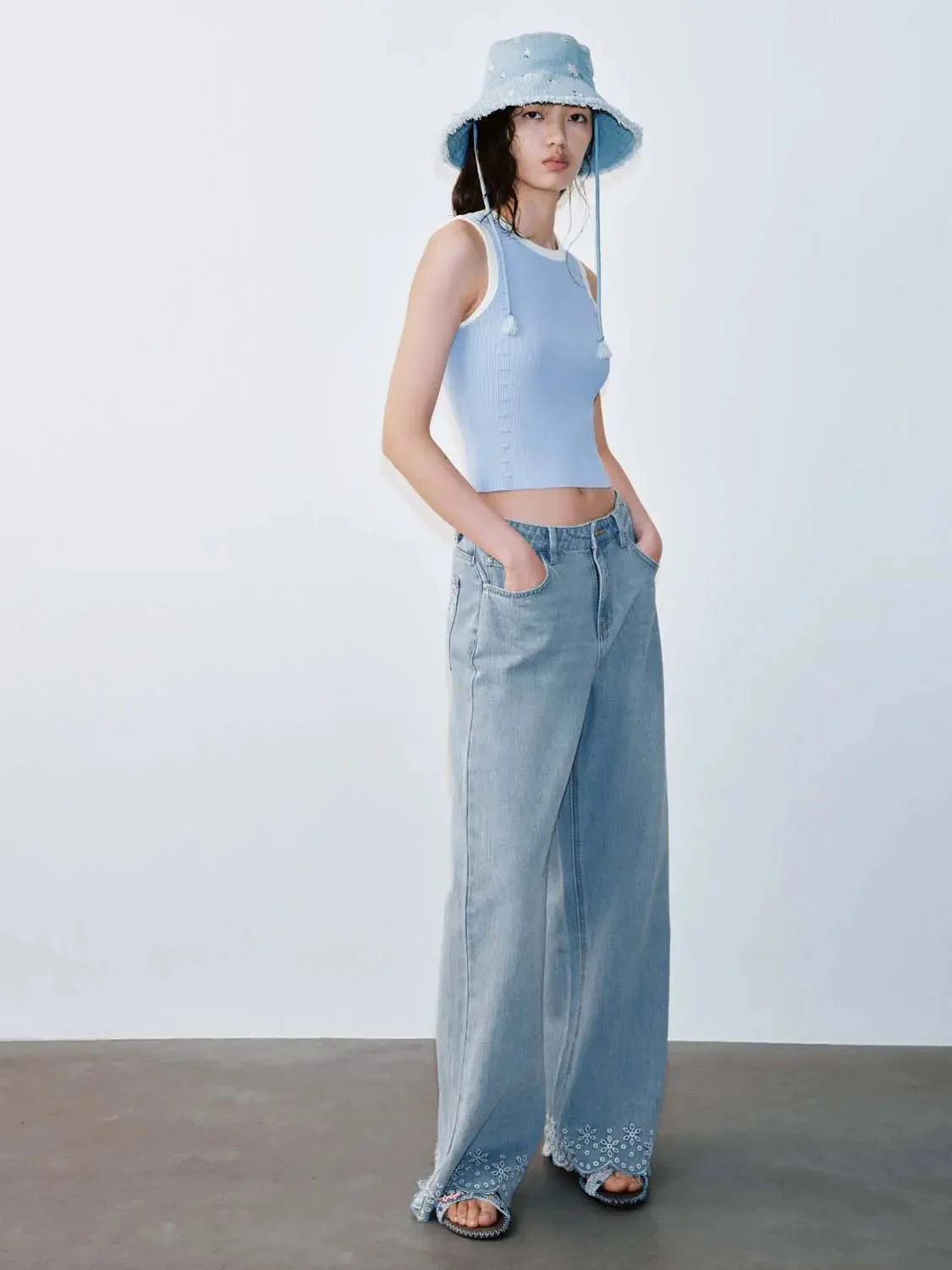 20701-contrast-trim-sleeveless-knitted-t-shirts-5.webp Contrast Trim Sleeveless Knitted T-Shirts