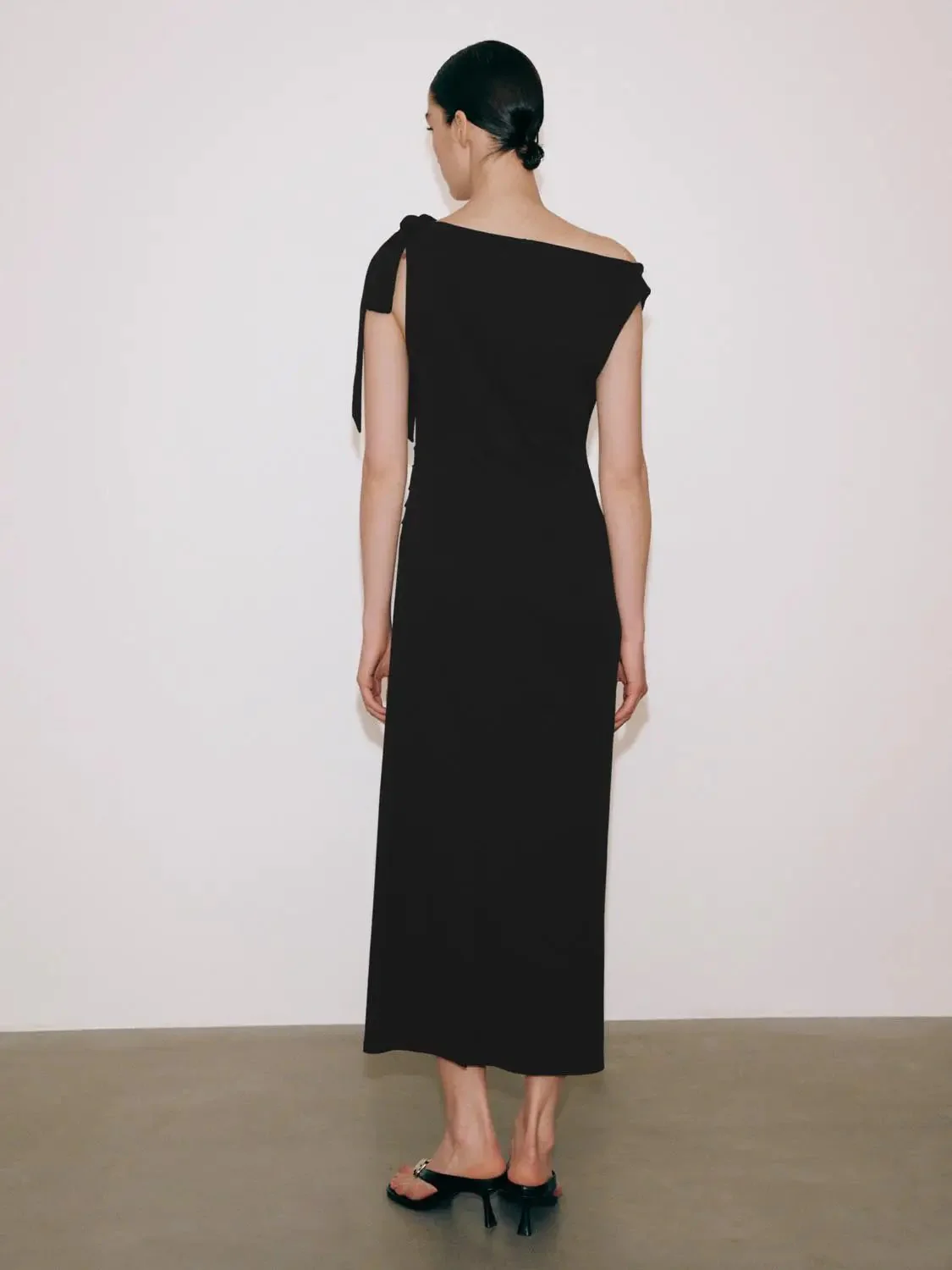 20712-elegant-cotton-ruched-sleeveless-tie-midi-dress-6.webp Elegant Cotton Ruched Sleeveless Tie Midi Dress