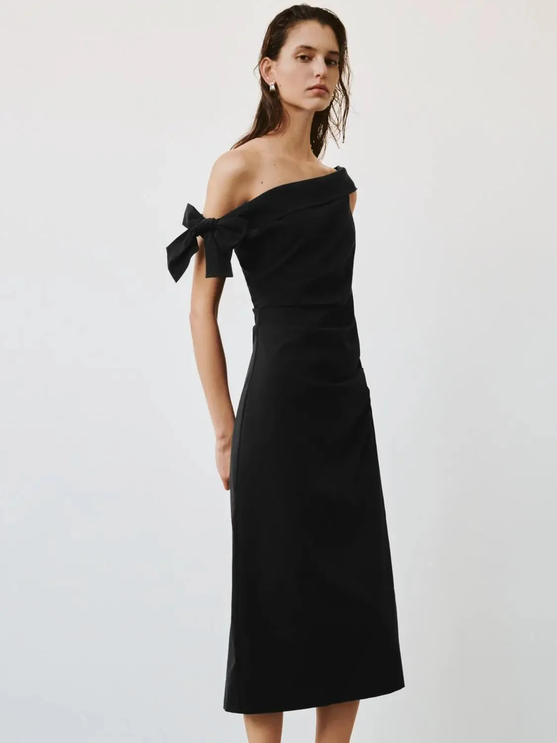 20764-viscose-linen-blend-one-shoulder-bow-ruched-midi-dresses-2.webp Viscose Linen Blend One Shoulder Bow Ruched Midi Dresses