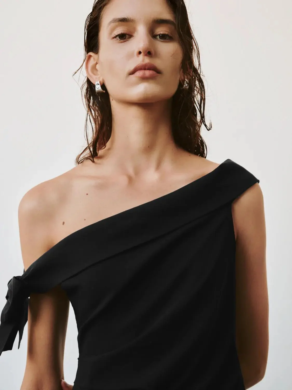 20764-viscose-linen-blend-one-shoulder-bow-ruched-midi-dresses-3.webp Viscose Linen Blend One Shoulder Bow Ruched Midi Dresses
