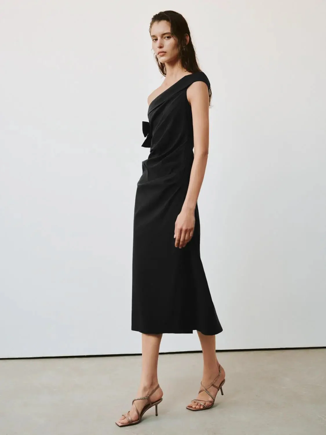20764-viscose-linen-blend-one-shoulder-bow-ruched-midi-dresses-4.webp Viscose Linen Blend One Shoulder Bow Ruched Midi Dresses