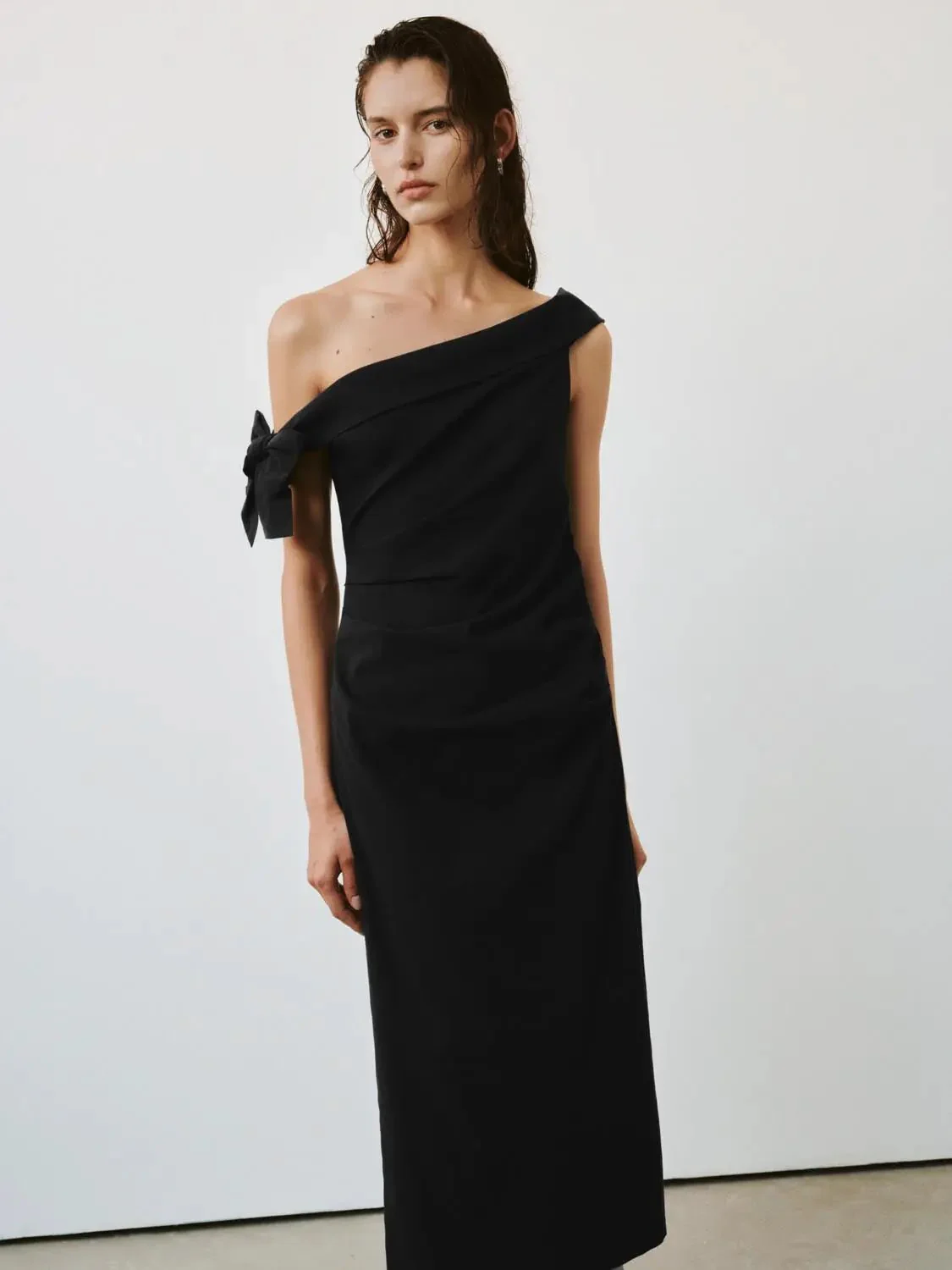 20764-viscose-linen-blend-one-shoulder-bow-ruched-midi-dresses-5.webp Viscose Linen Blend One Shoulder Bow Ruched Midi Dresses