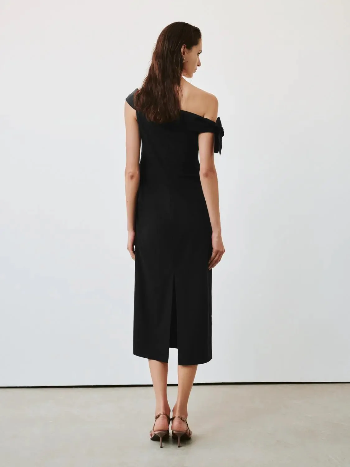 20764-viscose-linen-blend-one-shoulder-bow-ruched-midi-dresses-6.webp Viscose Linen Blend One Shoulder Bow Ruched Midi Dresses