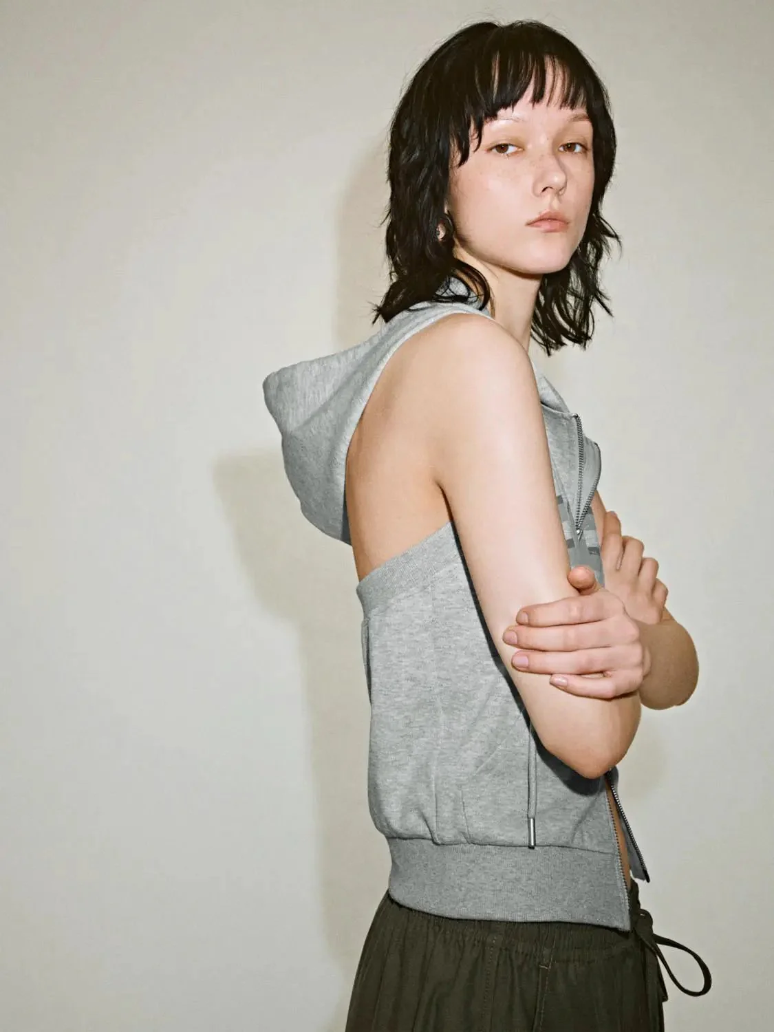 20941-hooded-drawstring-open-back-sleeveless-sweaters-2.webp Hooded Drawstring Open-Back Sleeveless Sweaters