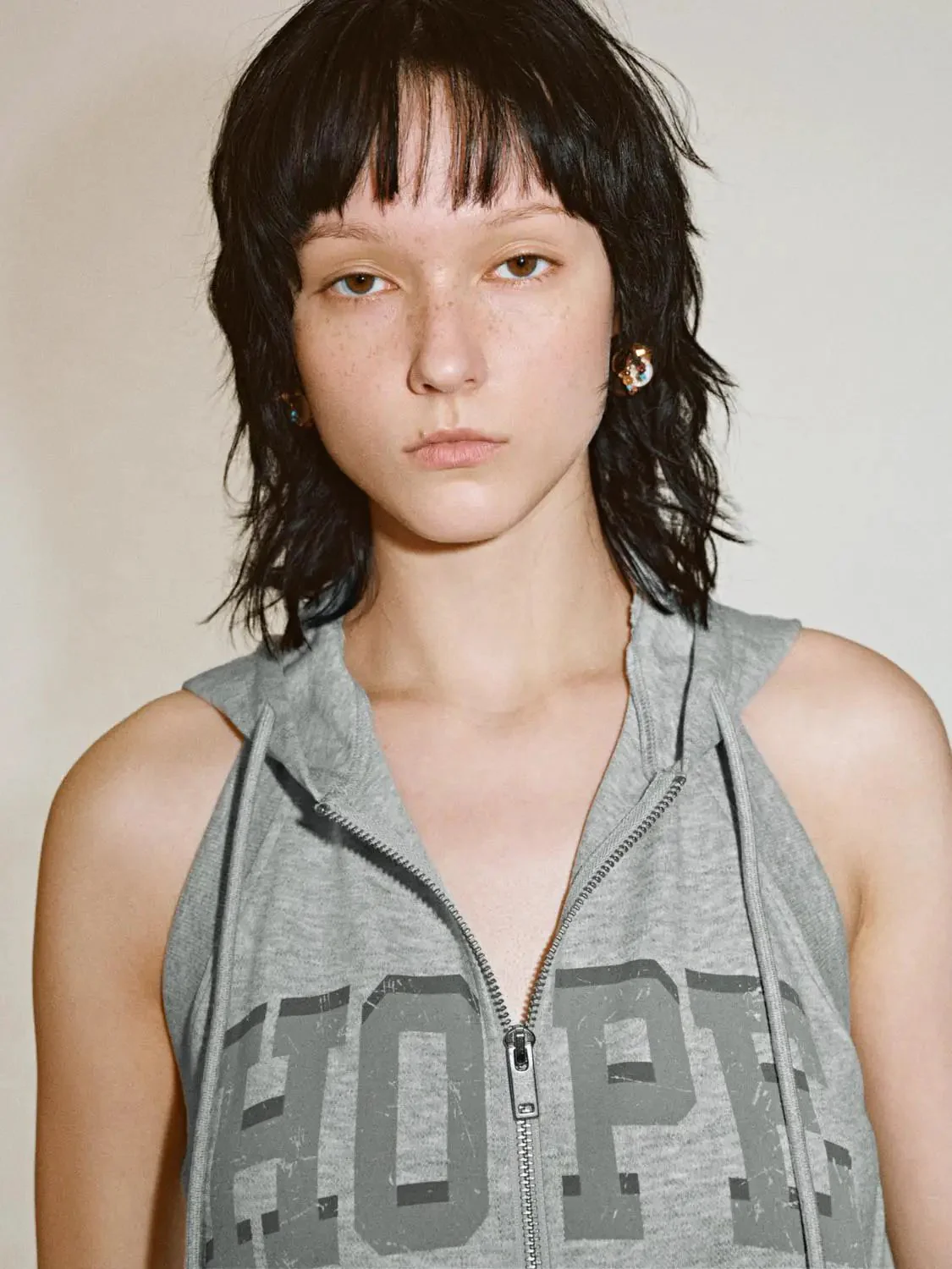 20941-hooded-drawstring-open-back-sleeveless-sweaters-3.webp Hooded Drawstring Open-Back Sleeveless Sweaters