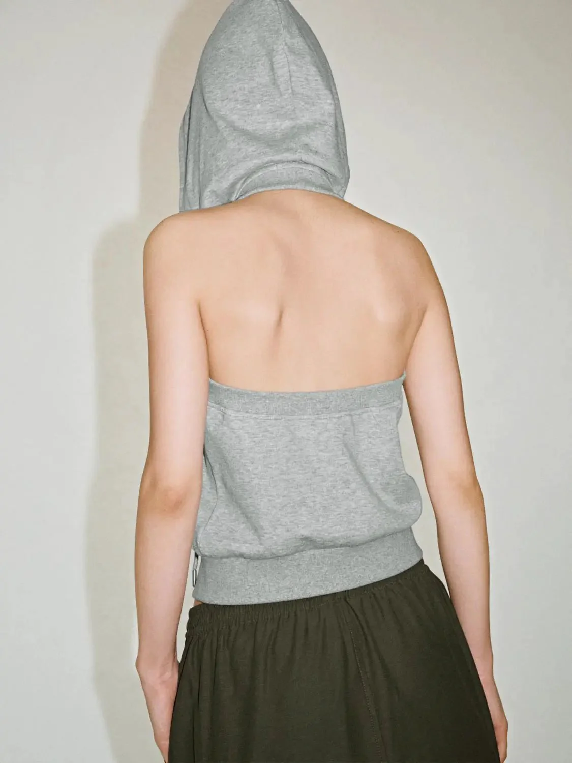 20941-hooded-drawstring-open-back-sleeveless-sweaters-4.webp Hooded Drawstring Open-Back Sleeveless Sweaters