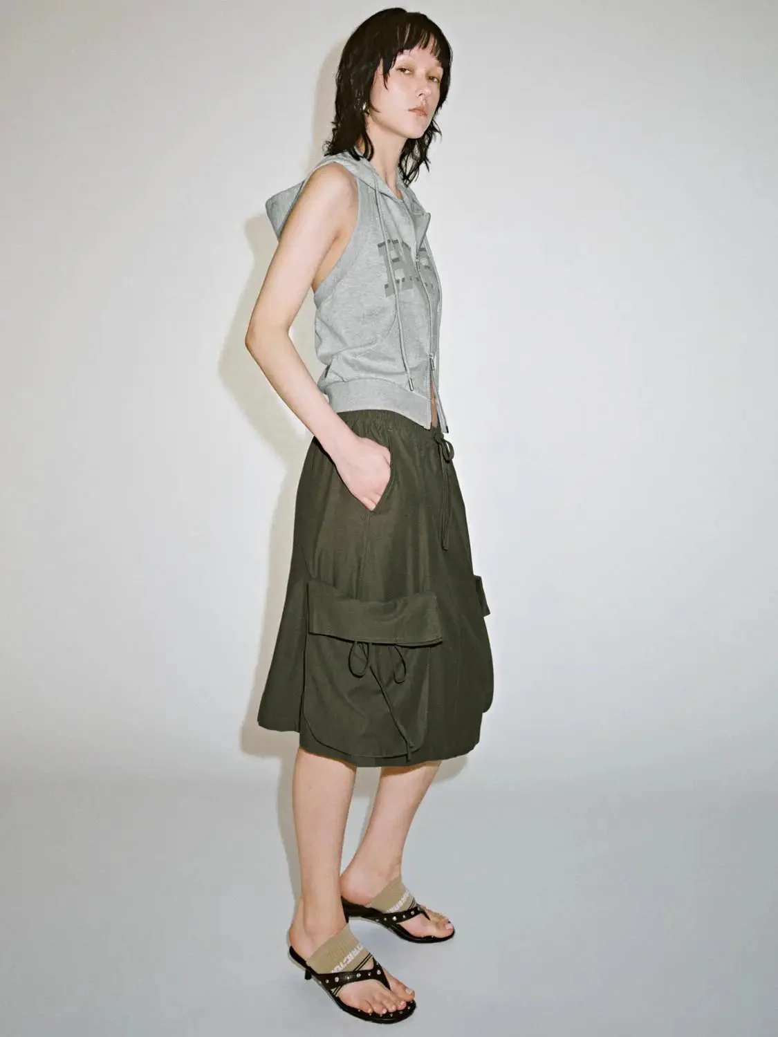20941-hooded-drawstring-open-back-sleeveless-sweaters-5.webp Hooded Drawstring Open-Back Sleeveless Sweaters