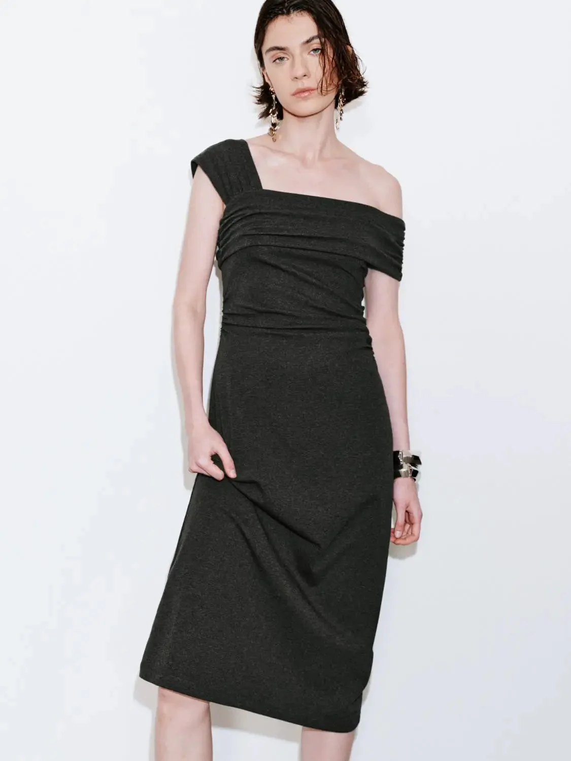 20994-cotton-blend-one-shoulder-ruched-midi-dress-4.webp Cotton Blend One Shoulder Ruched Midi Dress