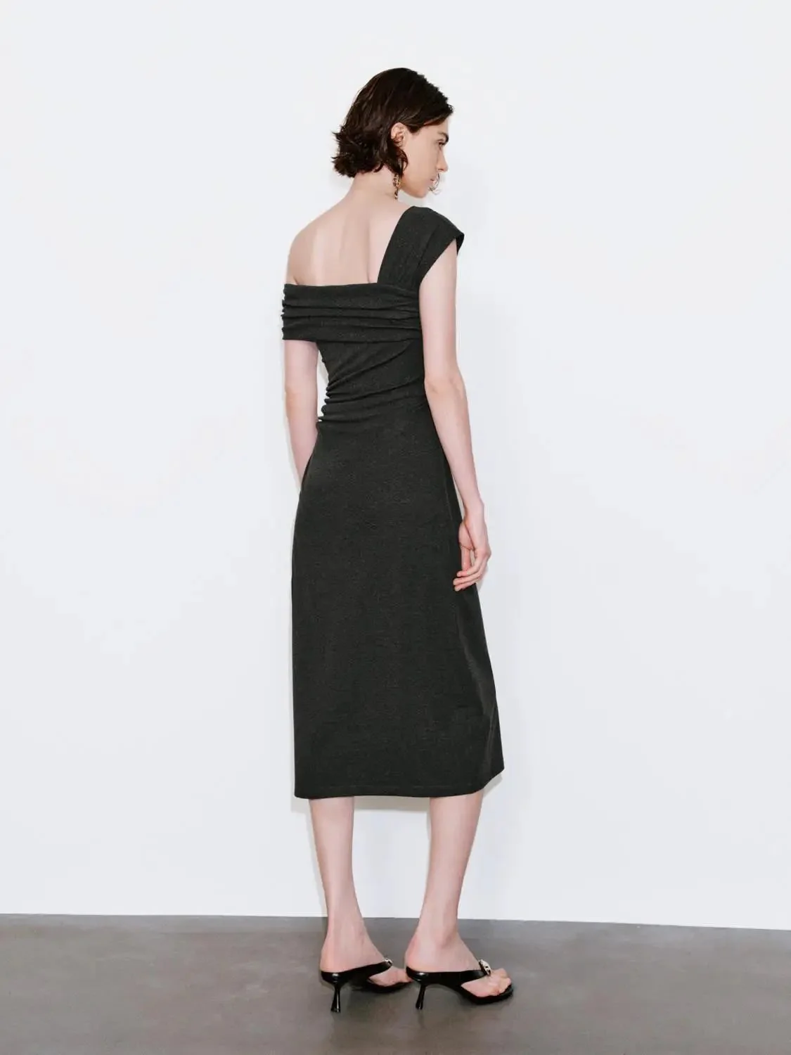 20994-cotton-blend-one-shoulder-ruched-midi-dress-6.webp Cotton Blend One Shoulder Ruched Midi Dress